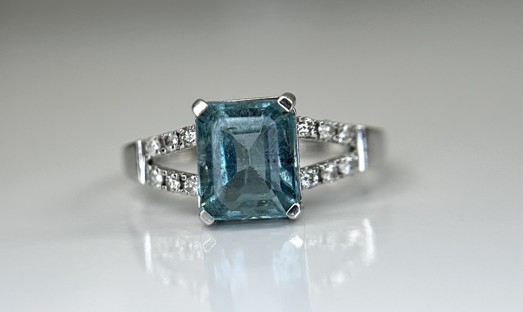 Beautiful Natural Rare Blue Emerald 2.39 CT With Natural Diamonds & 18k Gold - Image 6 of 11