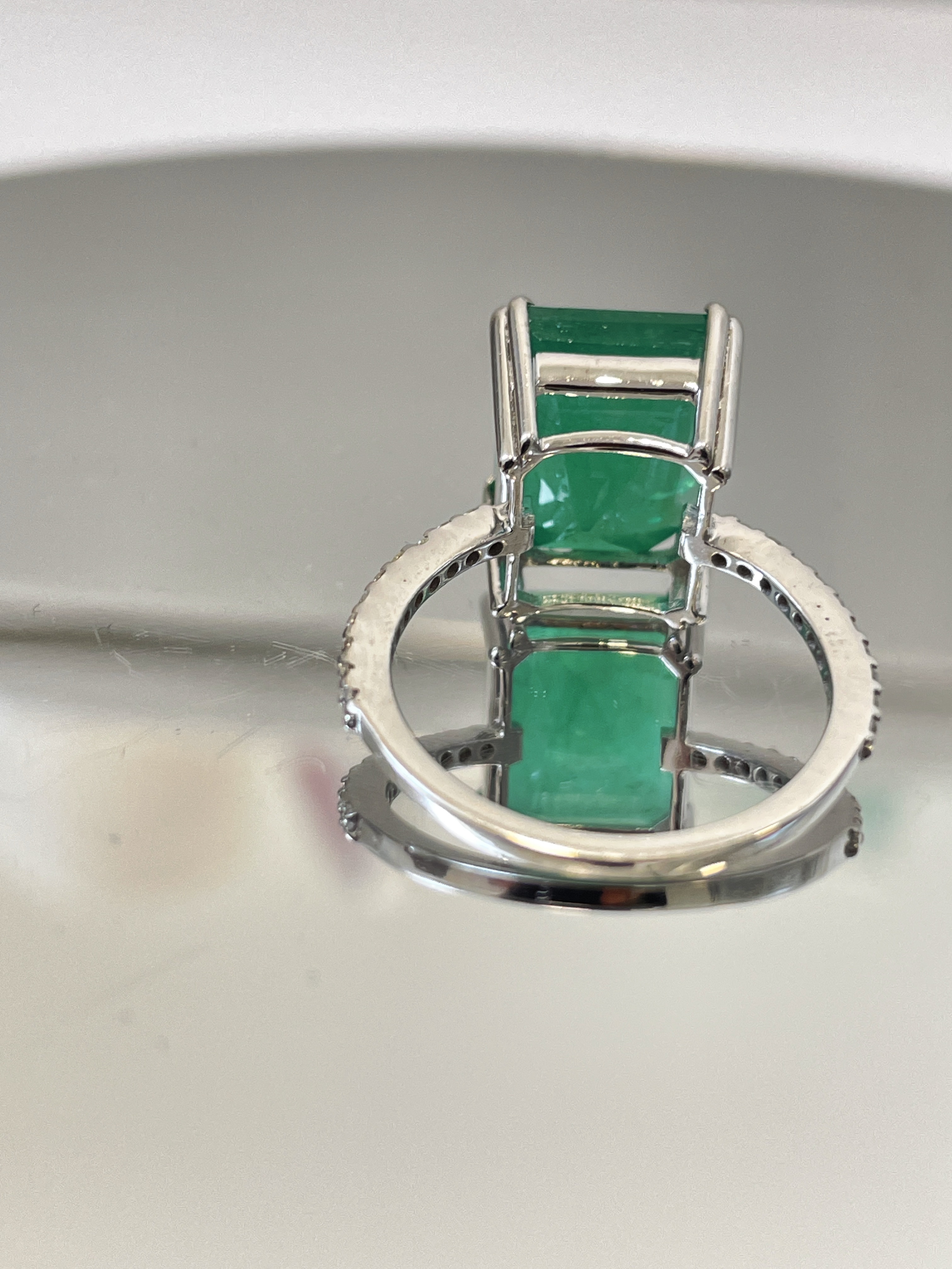 Beautiful 7.19CT Natural Emerald With Natural Diamonds & 18k White Gold - Image 6 of 9