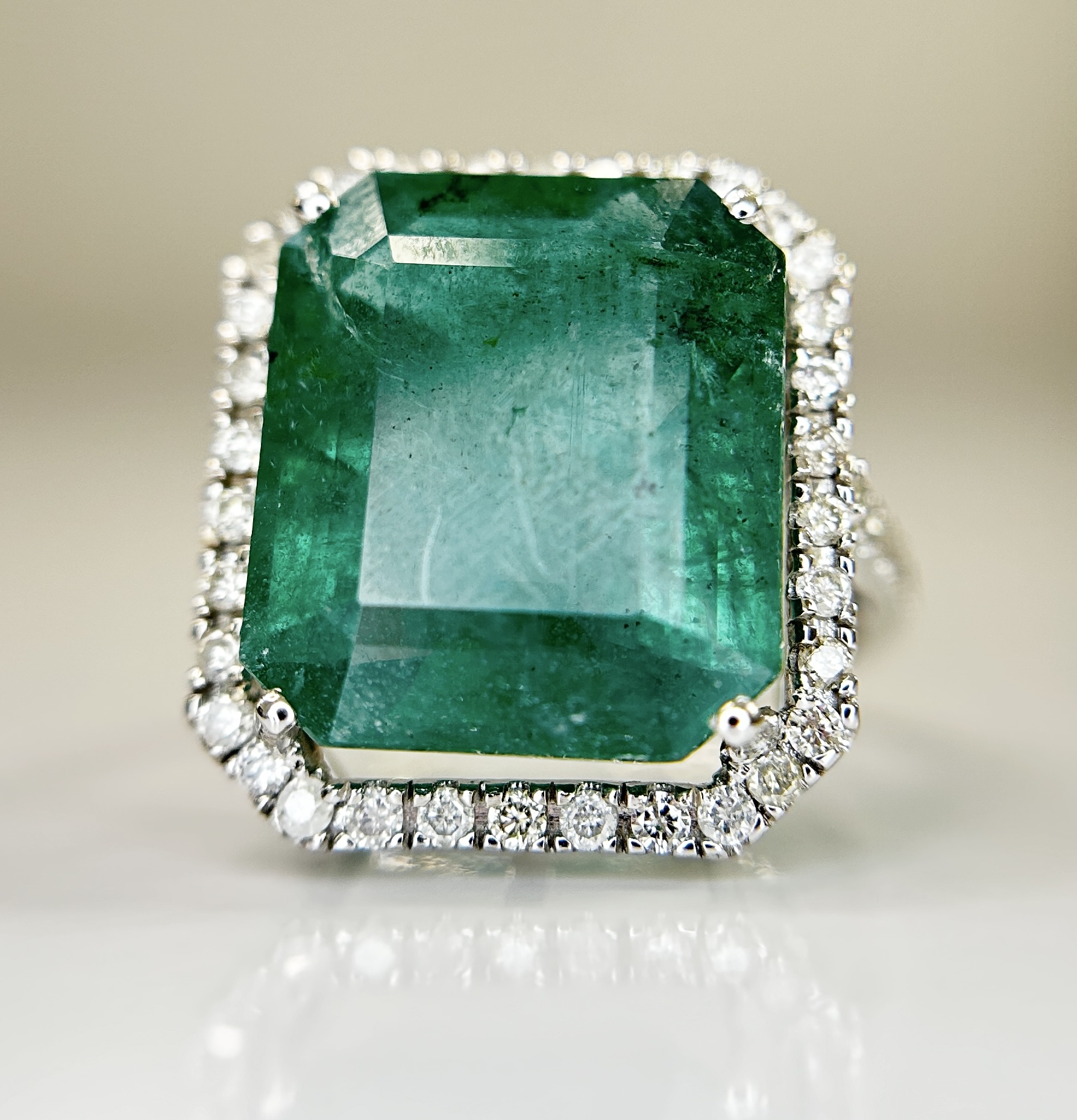 Beautiful Natural Emerald 9.50CT With Natural Diamonds & 18k Gold - Image 9 of 11