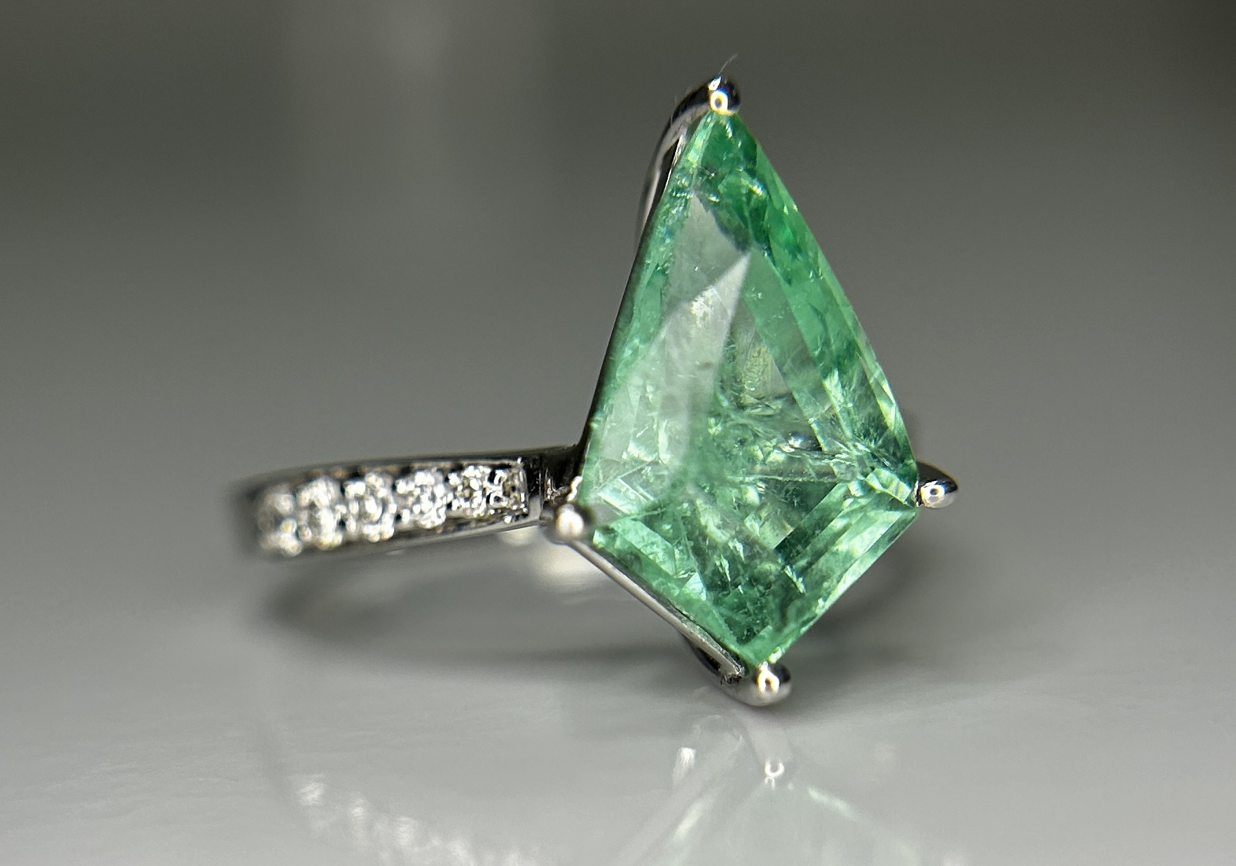 Beautiful Natural Columbian Emerald 3.63 CT With Natural Diamonds & 14k Gold - Image 2 of 13