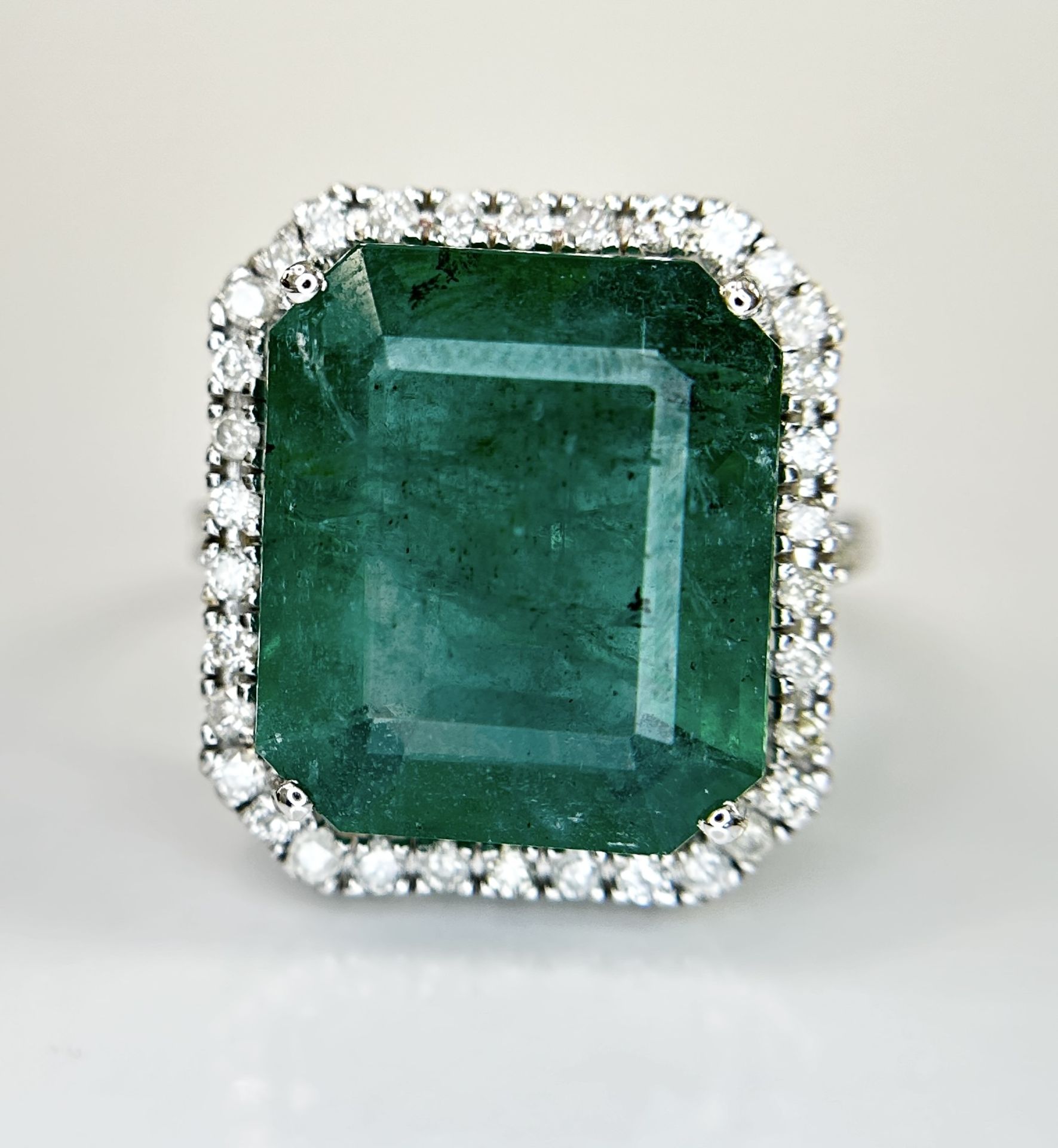 Beautiful Natural Emerald 9.50CT With Natural Diamonds & 18k Gold - Image 3 of 11