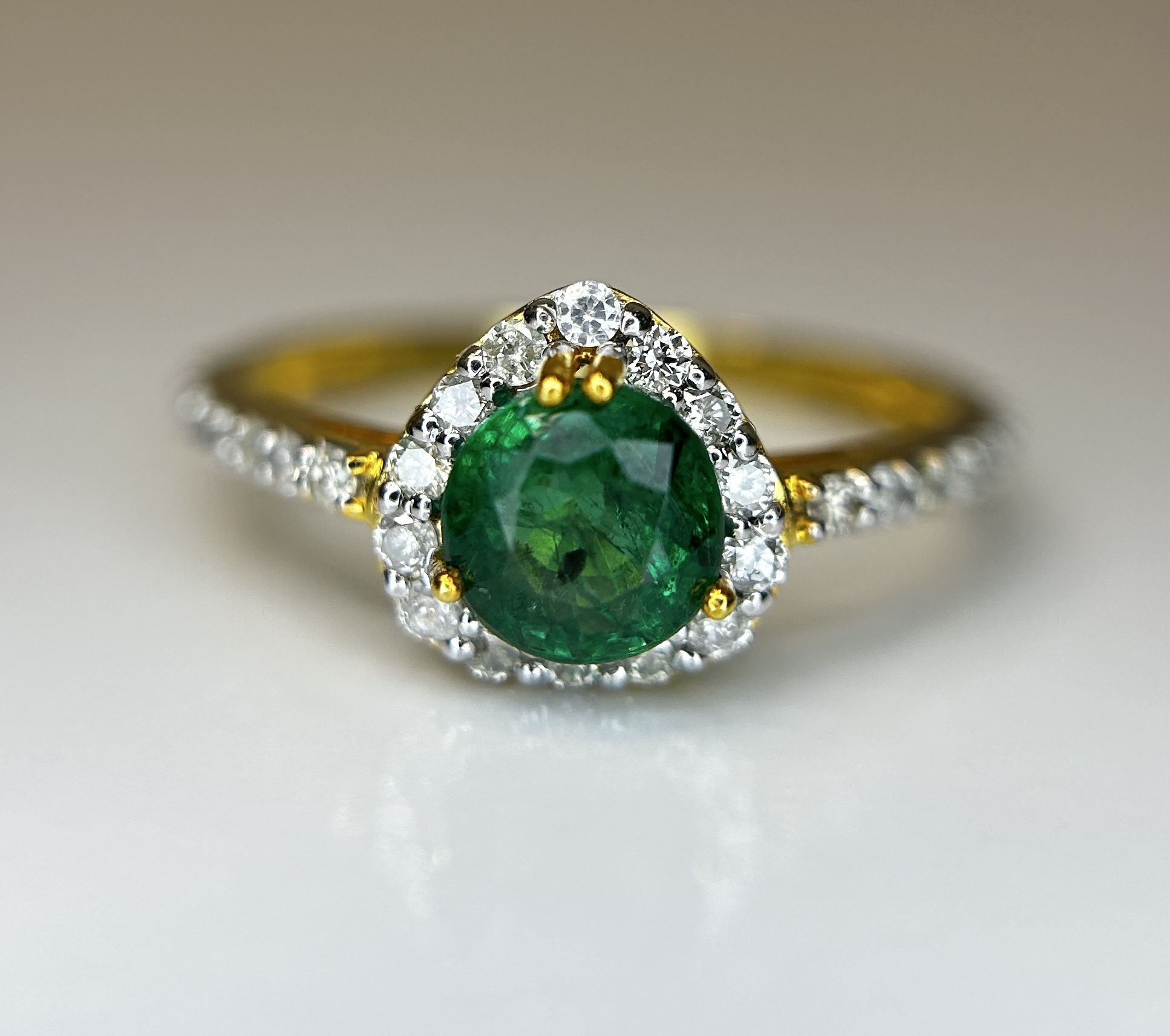 Beautiful Natural Emerald 0.92 CT With Natural Diamonds & 18k Gold - Image 2 of 8