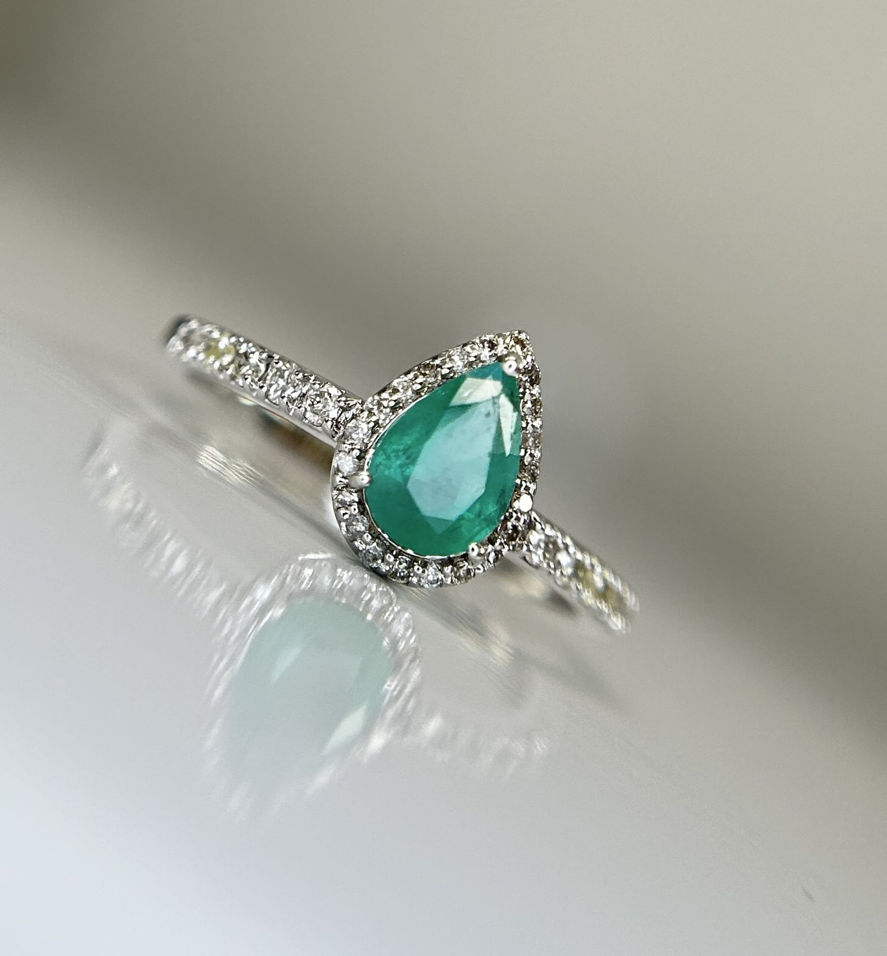 Beautiful Natural Emerald 0.68 CT With Natural Diamonds & 18k Gold - Image 8 of 9