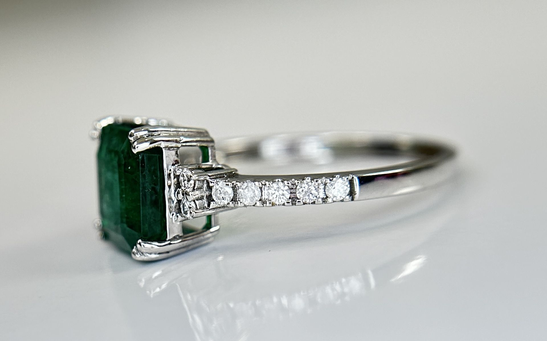 Beautiful Natural Emerald 2.30 CT With Natural Diamonds & 18k Gold - Image 3 of 10