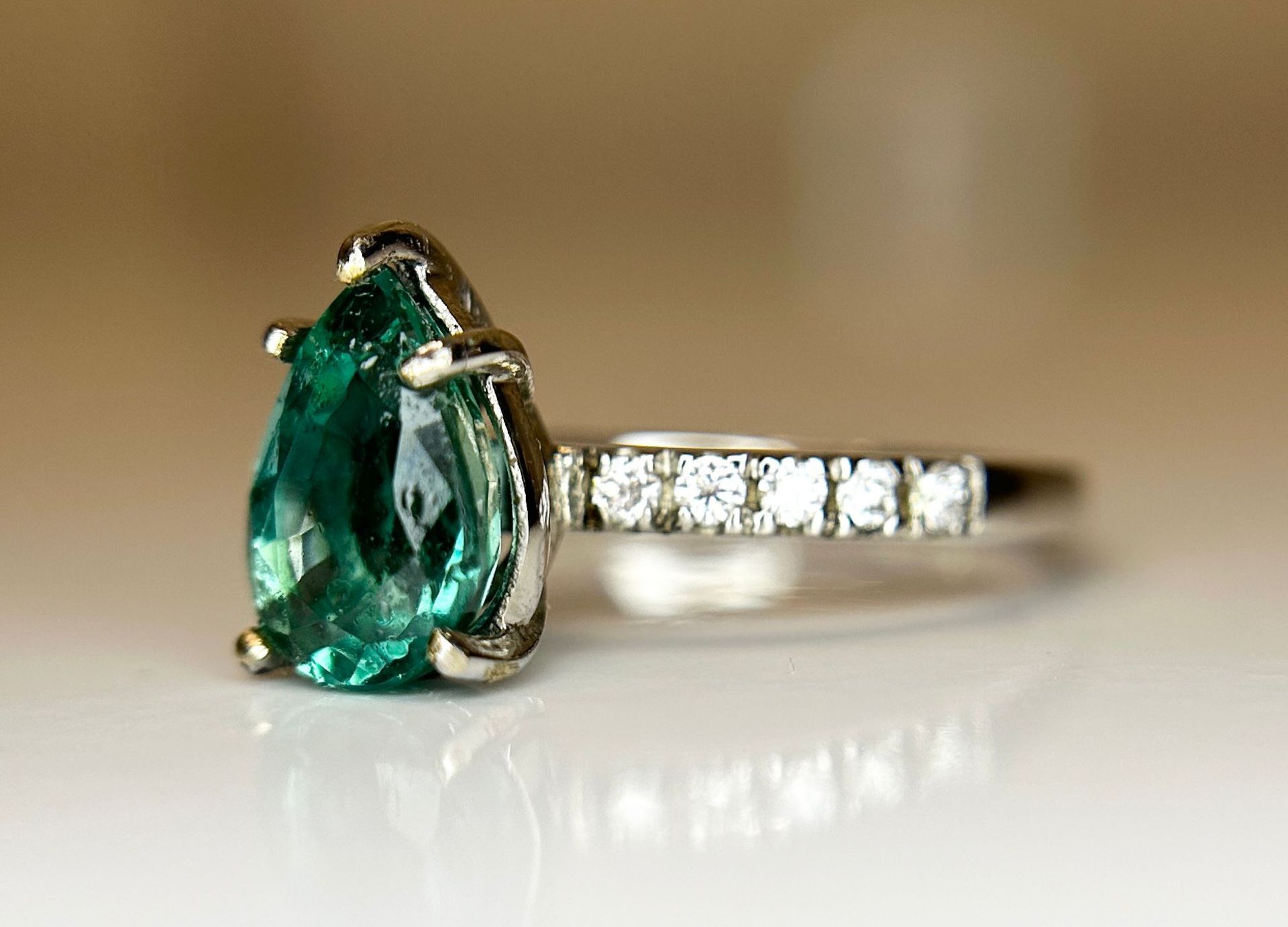 Beautiful Natural Emerald With Natural Diamonds & 18kGold - Image 2 of 6