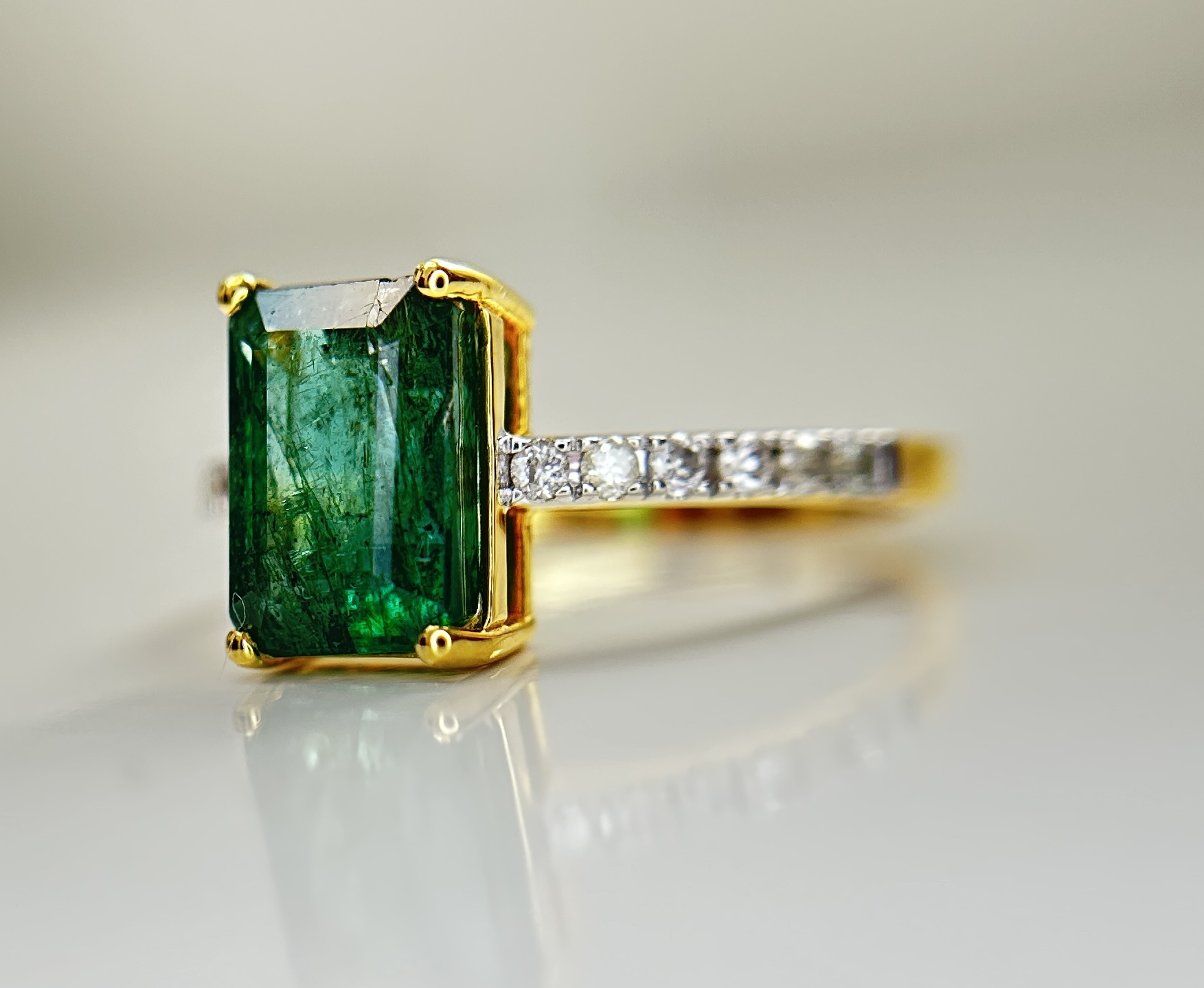 Beautiful Natural Emerald 2.41 CT With Natural Diamonds & 18k Gold - Image 4 of 9