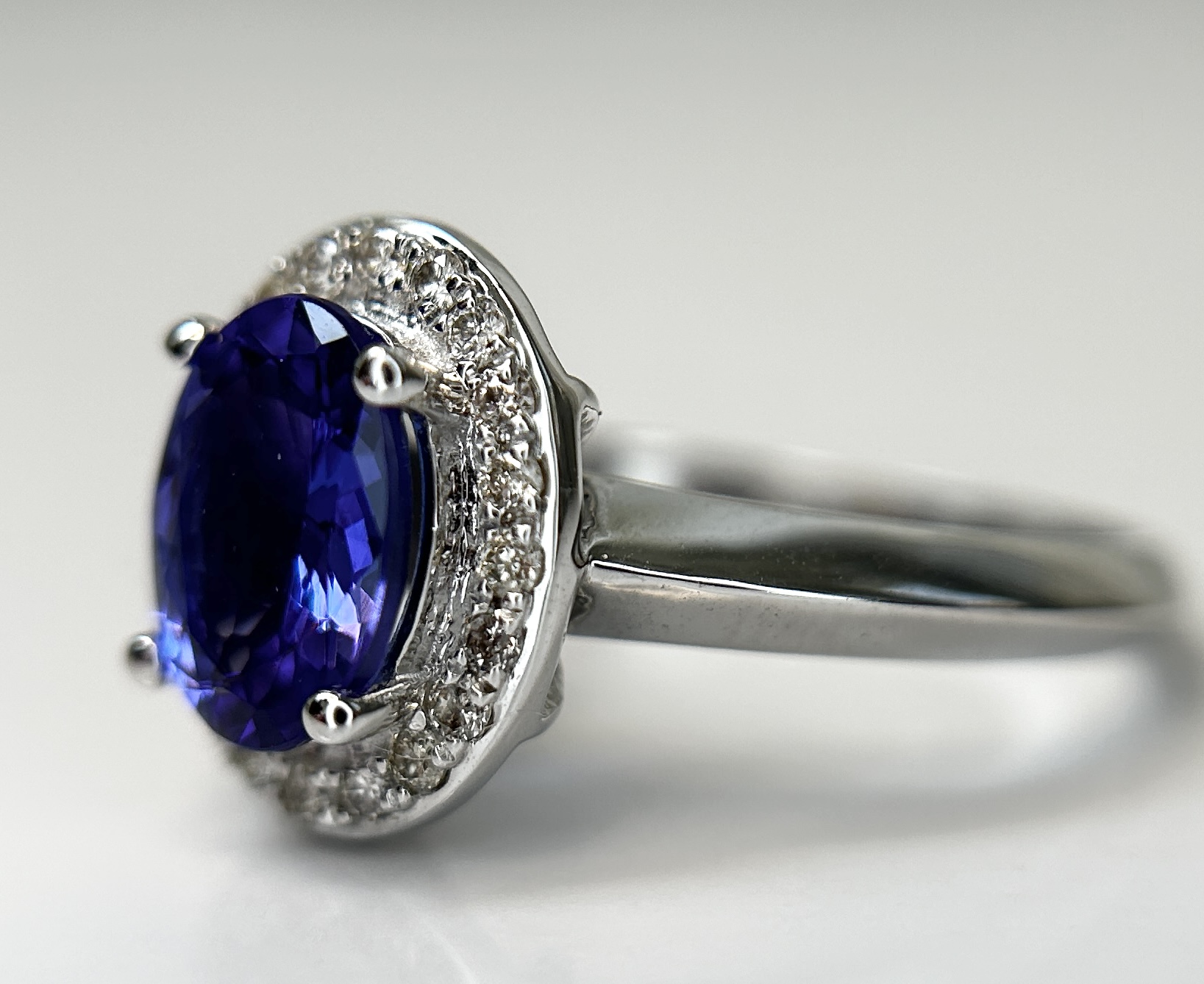 Beautiful Natural Tanzanite Ring With Diamonds and 18k Gold - Image 4 of 9