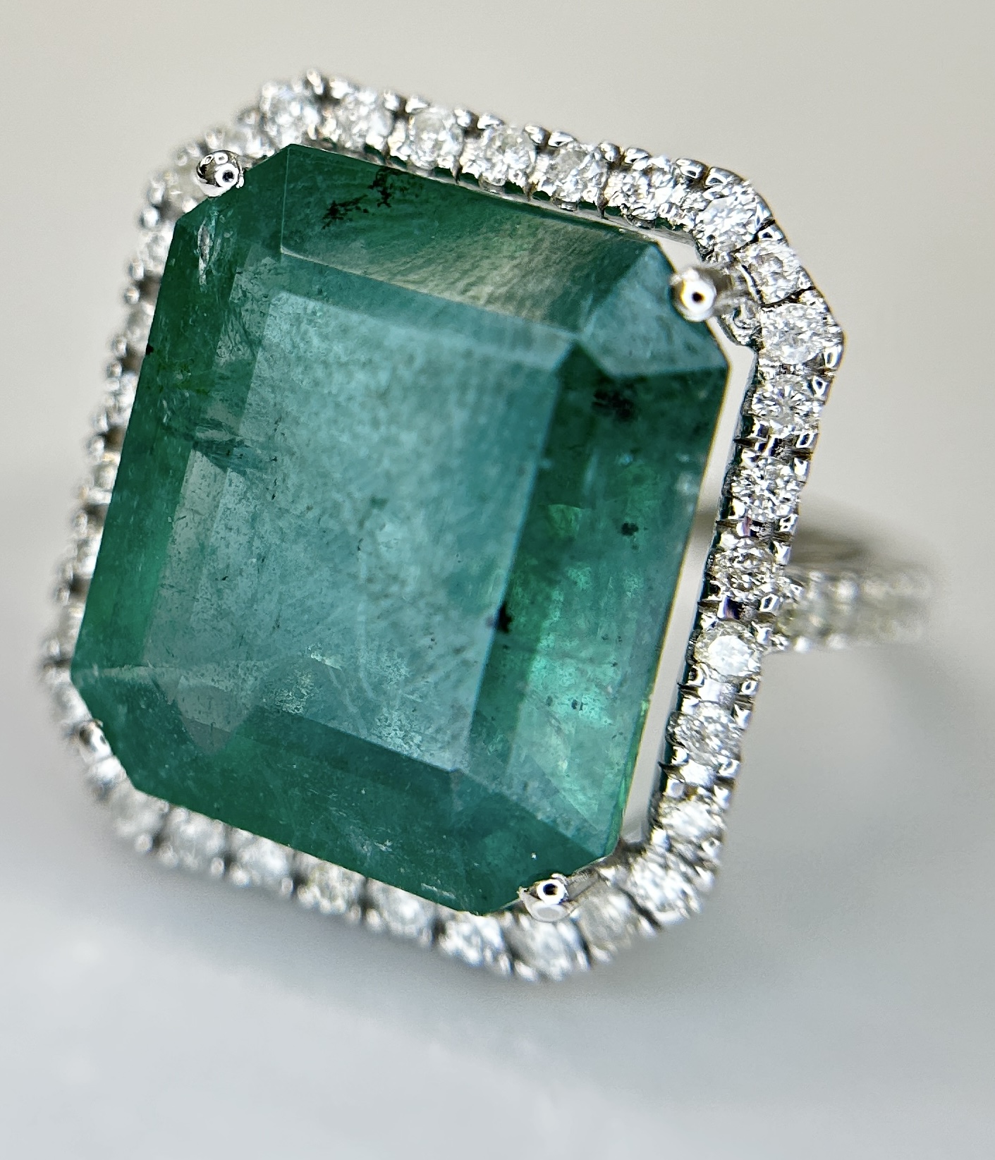 Beautiful Natural Emerald 9.50CT With Natural Diamonds & 18k Gold