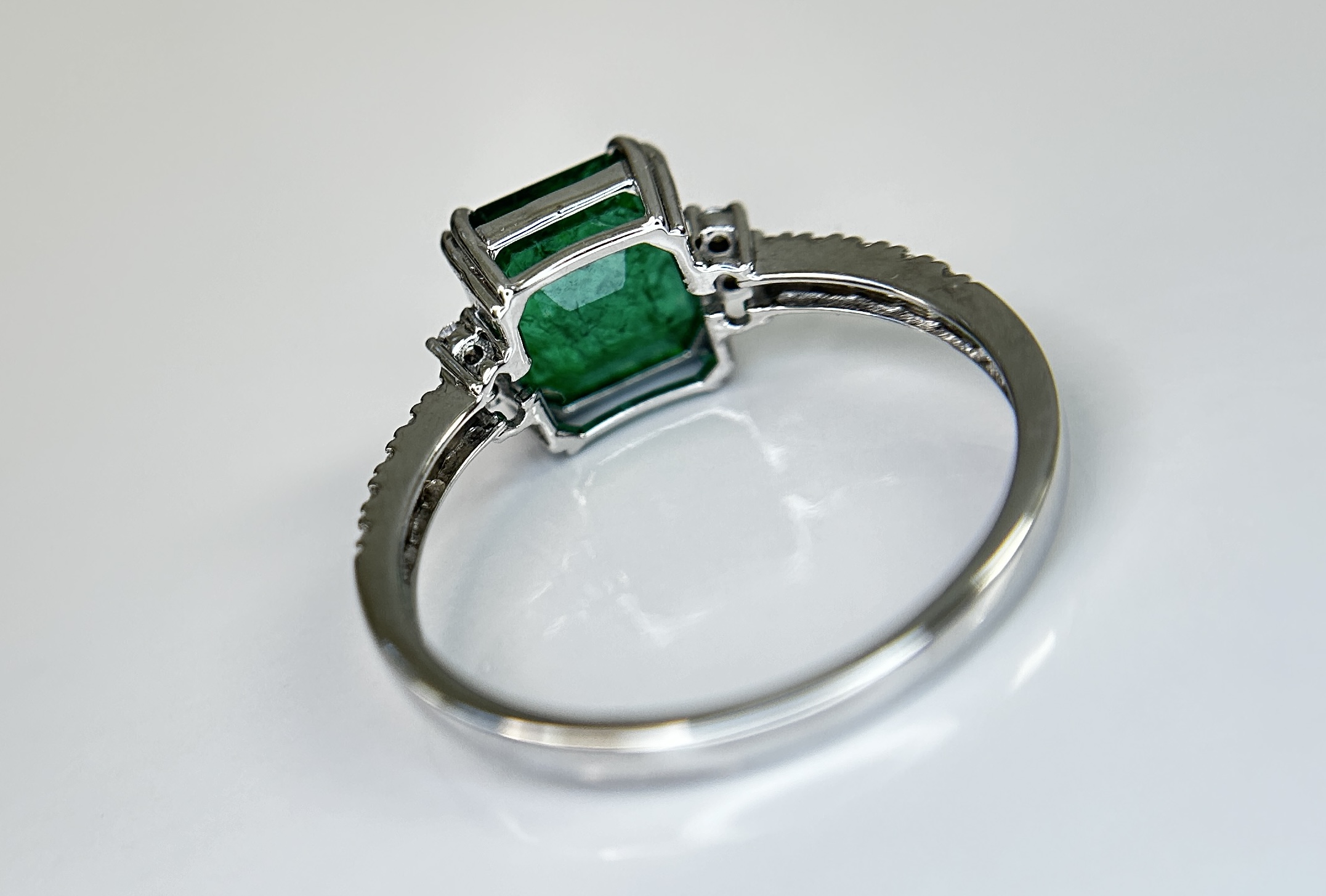 Beautiful Natural Emerald 2.30 CT With Natural Diamonds & 18k Gold - Image 4 of 10