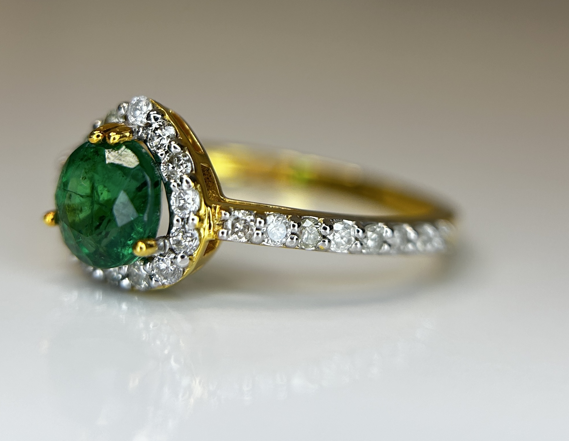 Beautiful Natural Emerald 0.92 CT With Natural Diamonds & 18k Gold - Image 3 of 8