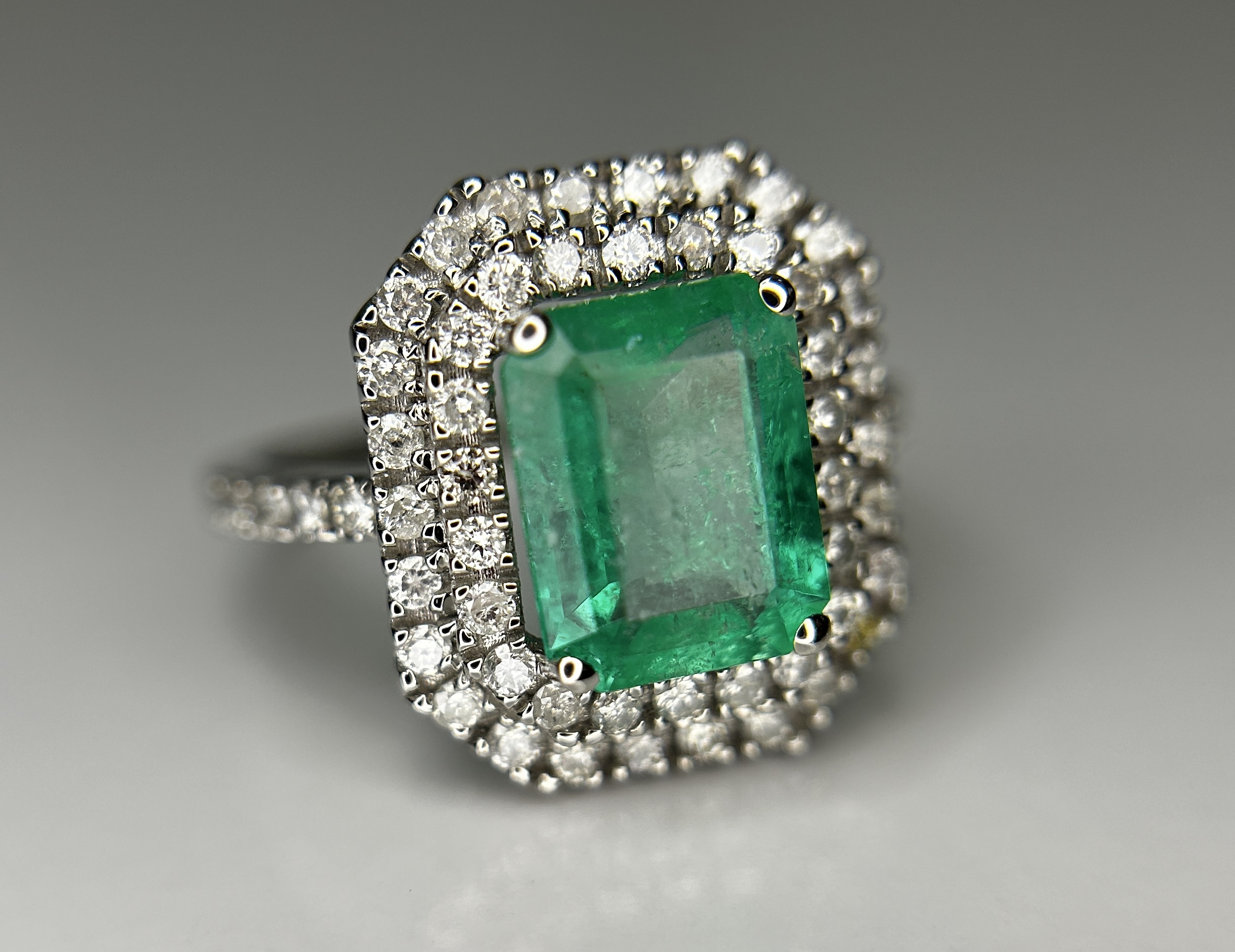 Beautiful Natural Columbian Emerald 2.23 CT With Natural Diamonds & 18k Gold - Image 4 of 14