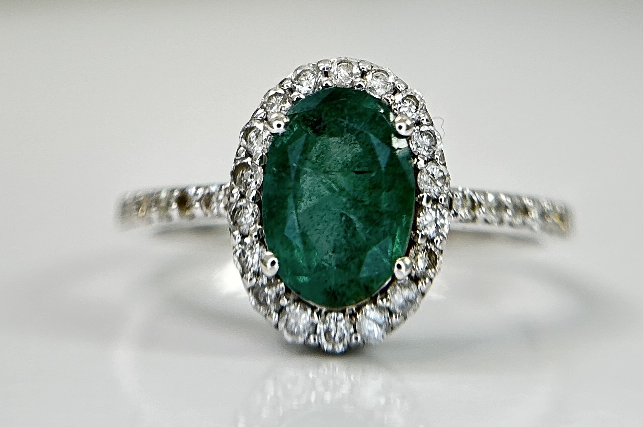 Beautiful Natural Emerald 1.22CT With Natural Diamonds & 18k Gold