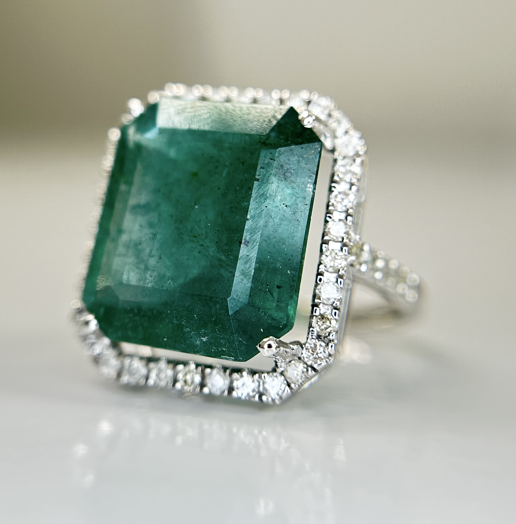 Beautiful Natural Emerald 9.50CT With Natural Diamonds & 18k Gold - Image 8 of 11
