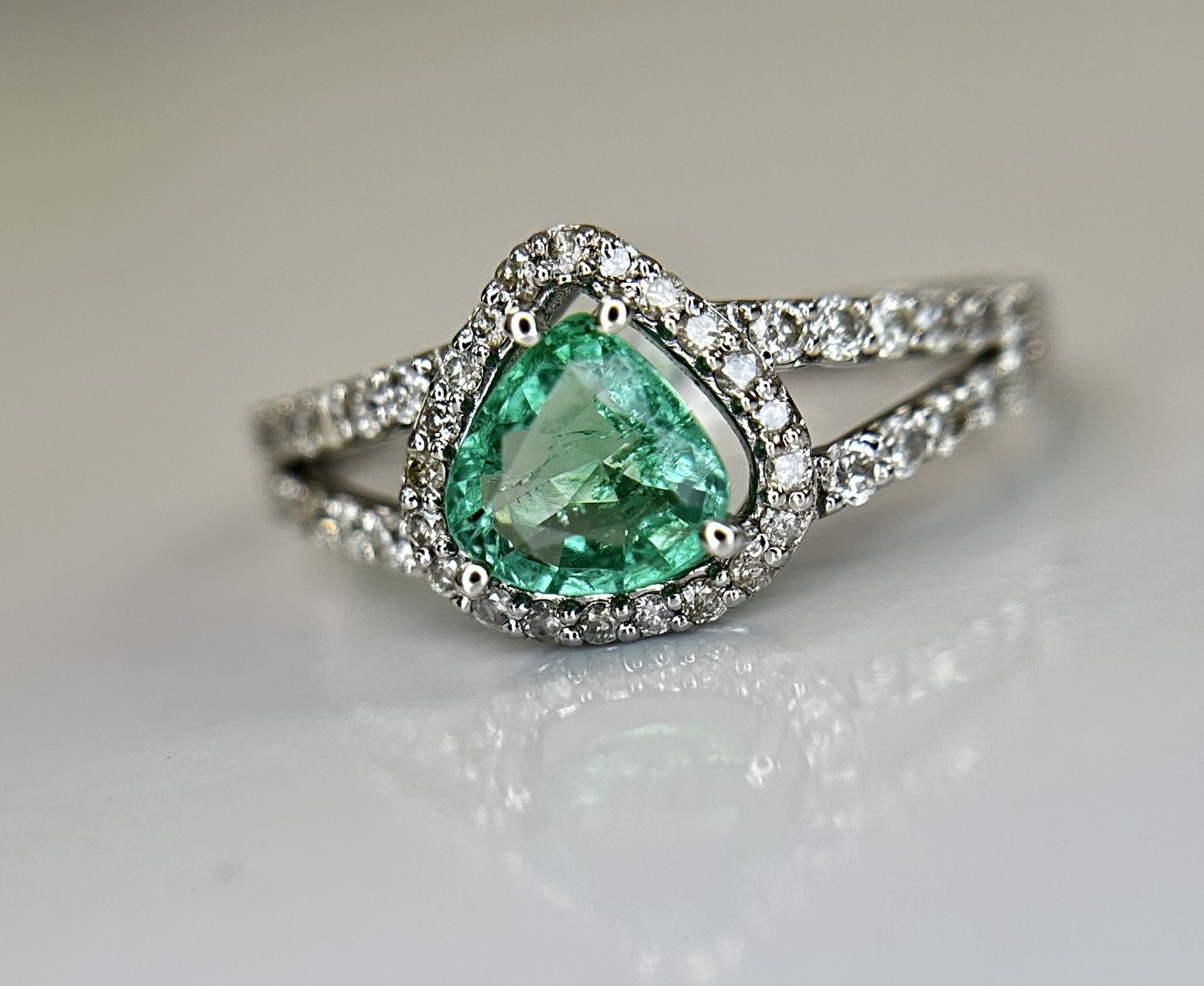 Beautiful Natural Emerald 0.66 CT With Natural Diamonds & 18k Gold - Image 2 of 10