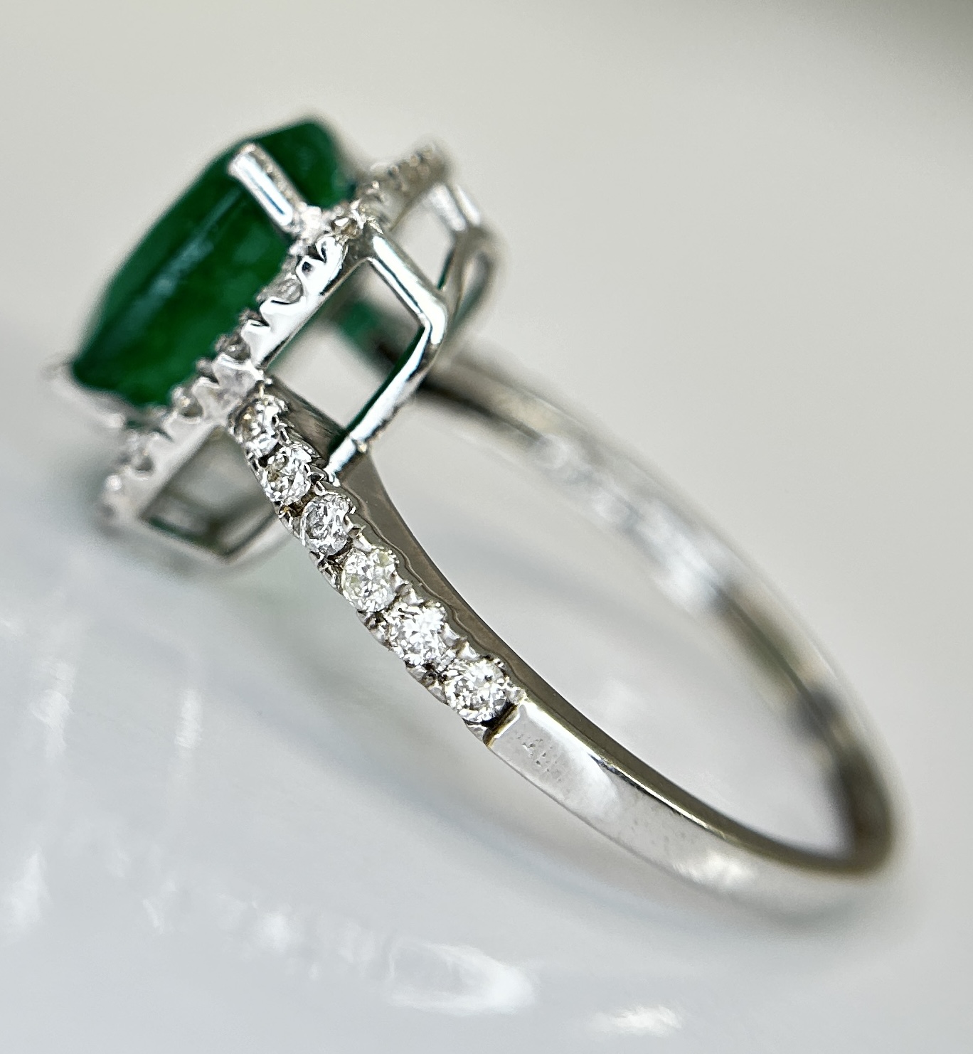 Beautiful Natural 2.81ct Emerald With Natural Diamonds & 18k Gold - Image 6 of 12