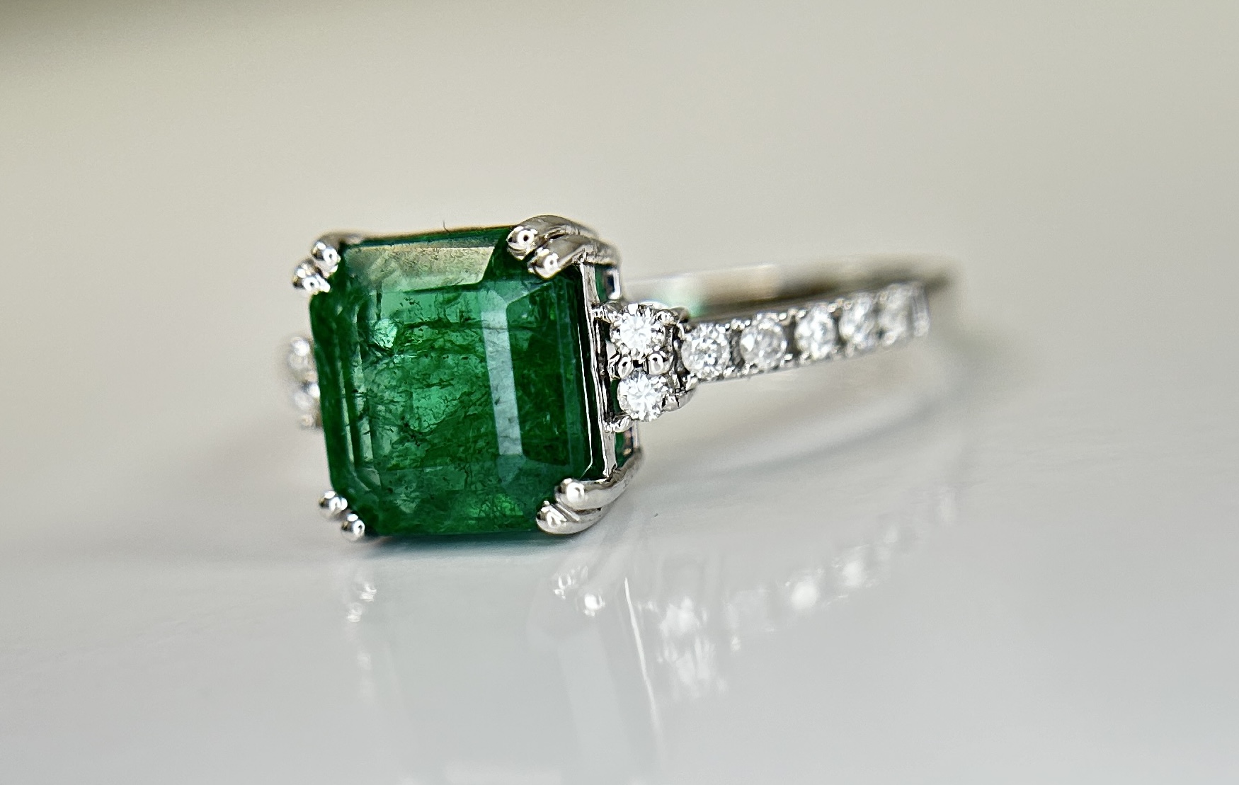 Beautiful Natural Emerald 2.30 CT With Natural Diamonds & 18k Gold - Image 2 of 10