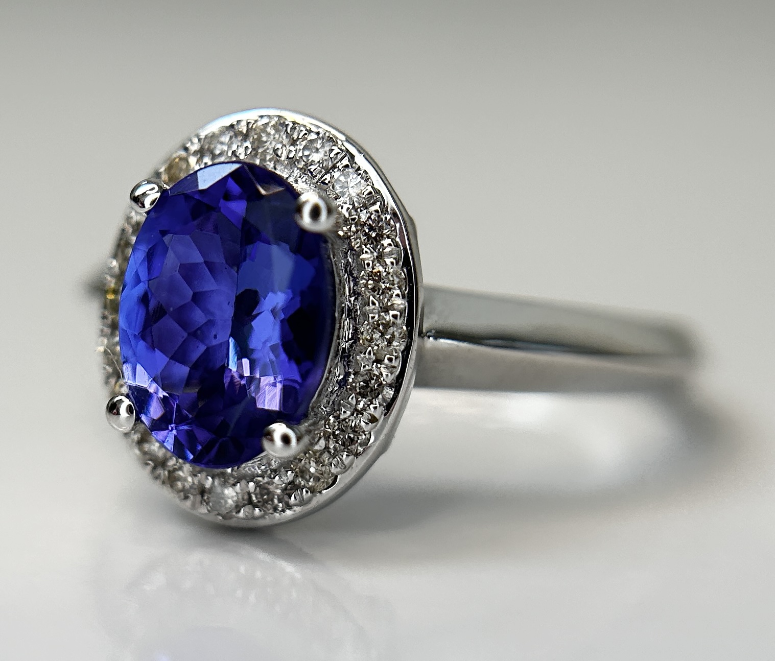 Beautiful Natural Tanzanite Ring With Diamonds and 18k Gold - Image 3 of 9