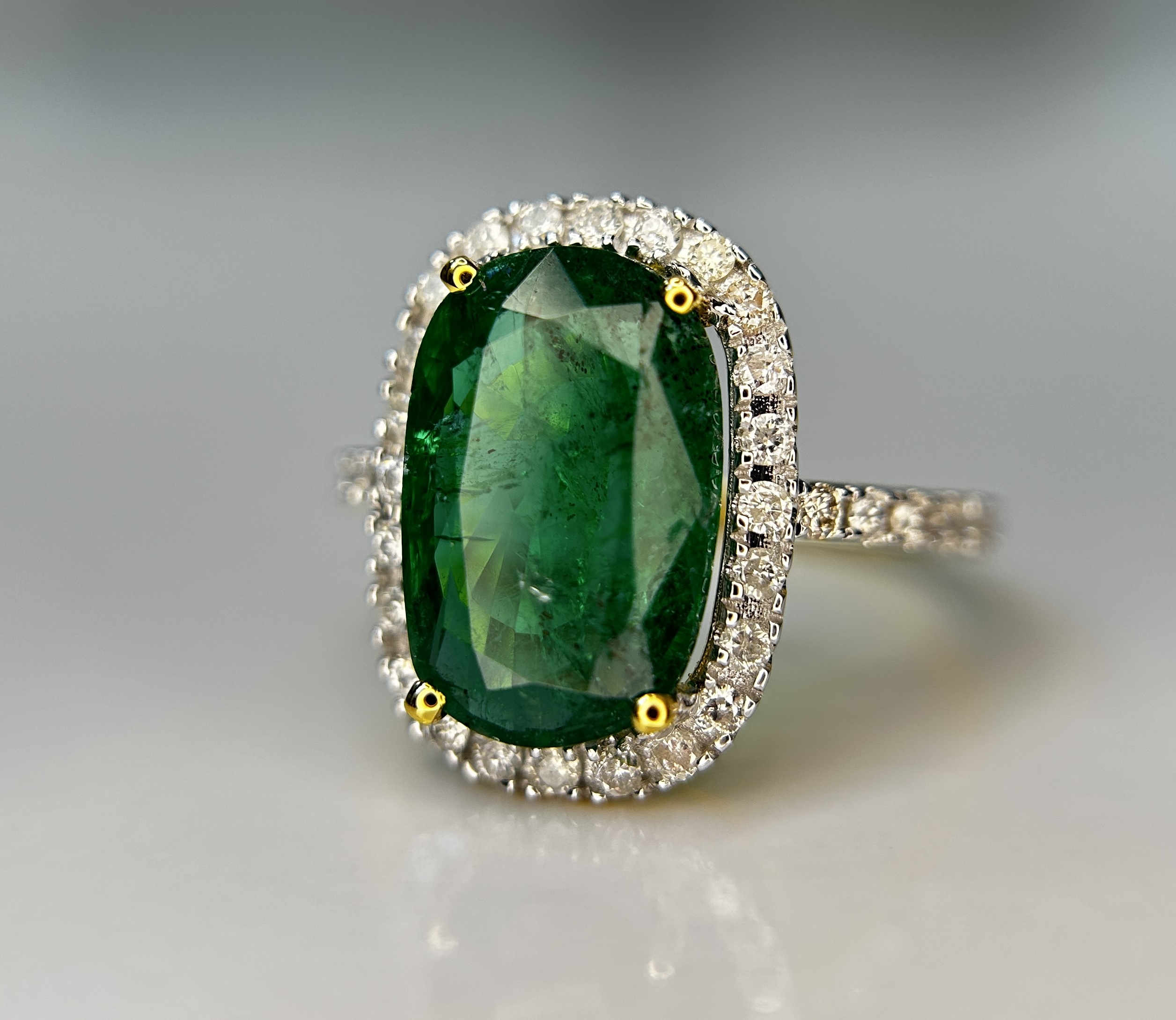 Beautiful Natural Emerald 3.90 CT With Natural Diamonds & 18k Gold - Image 9 of 10