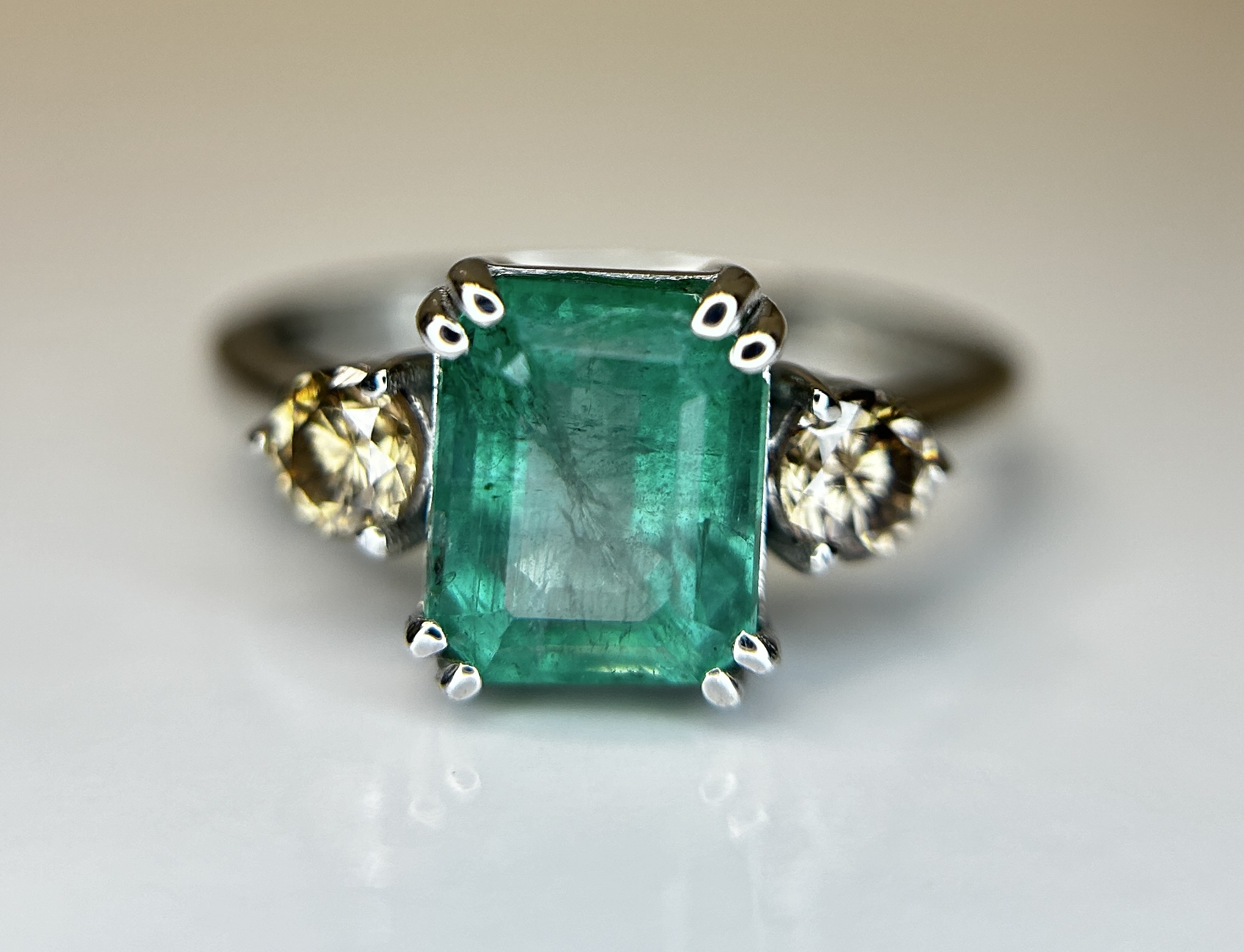 Beautiful Natural Emerald 2.41 CT With Natural Diamonds & 18k Gold - Image 9 of 10