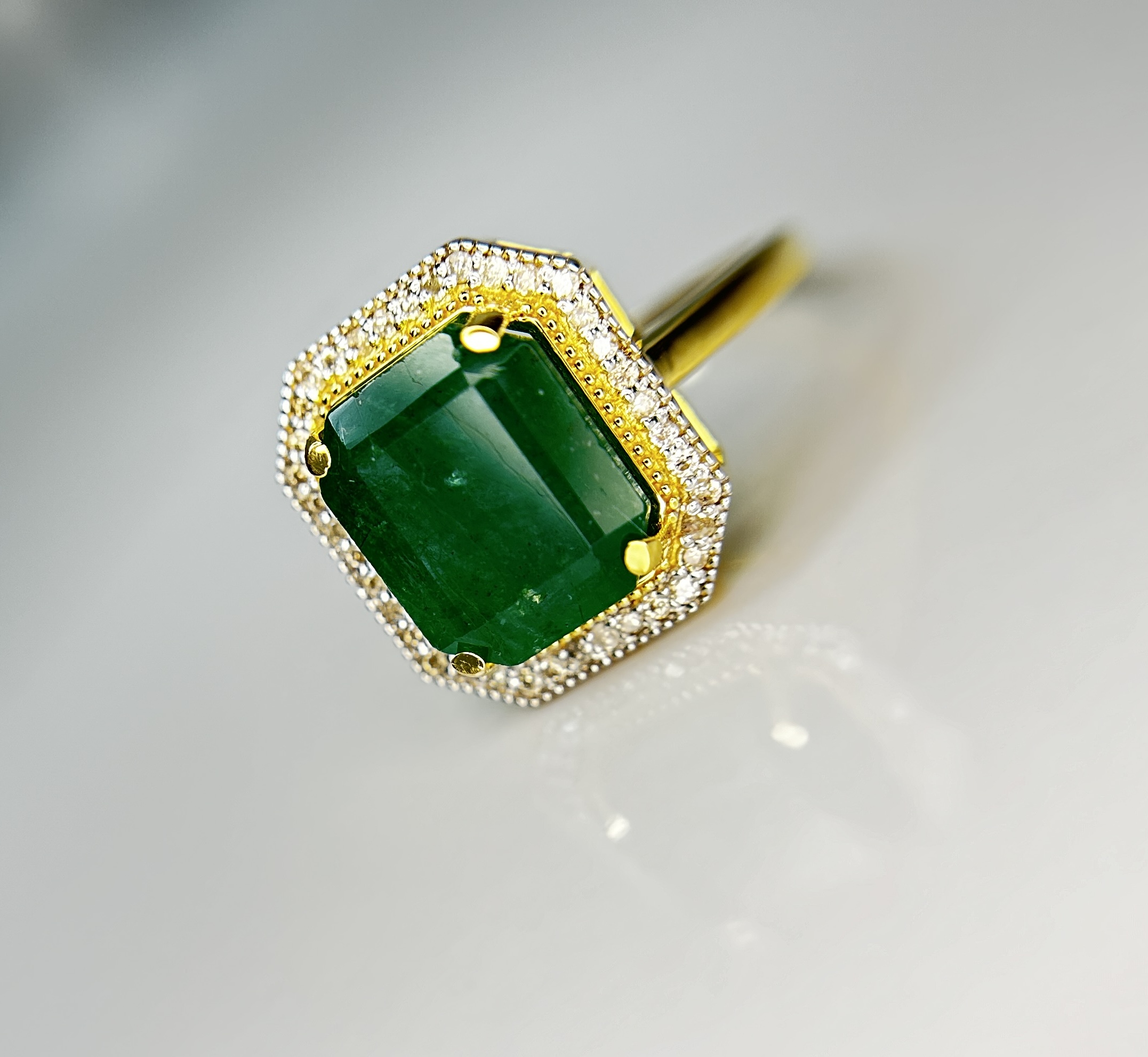 Beautiful Natural Emerald 3.99ct With Natural Diamonds & 18k Gold - Image 7 of 9