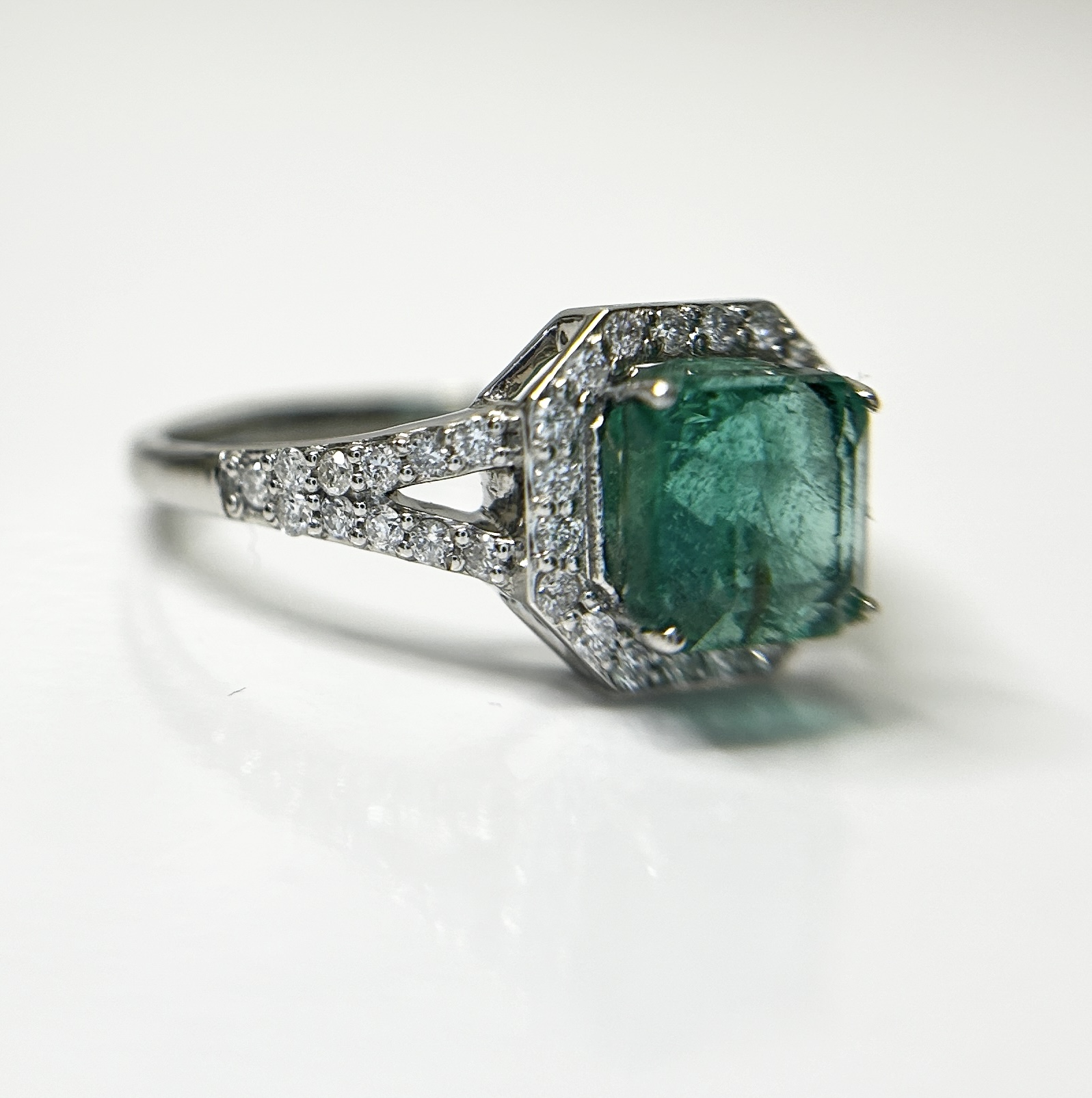 Beautiful 1.64 CT Natural Emerald Ring With Natural Diamonds & Platinum 950 - Image 6 of 10