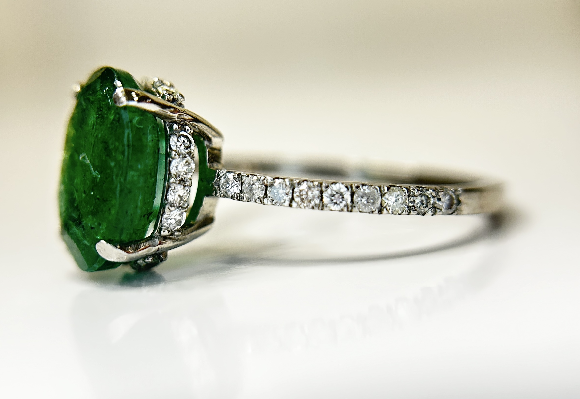 Beautiful 2.60 CT Natural Emerald Ring With Natural Diamonds & Platinum 950 - Image 3 of 9