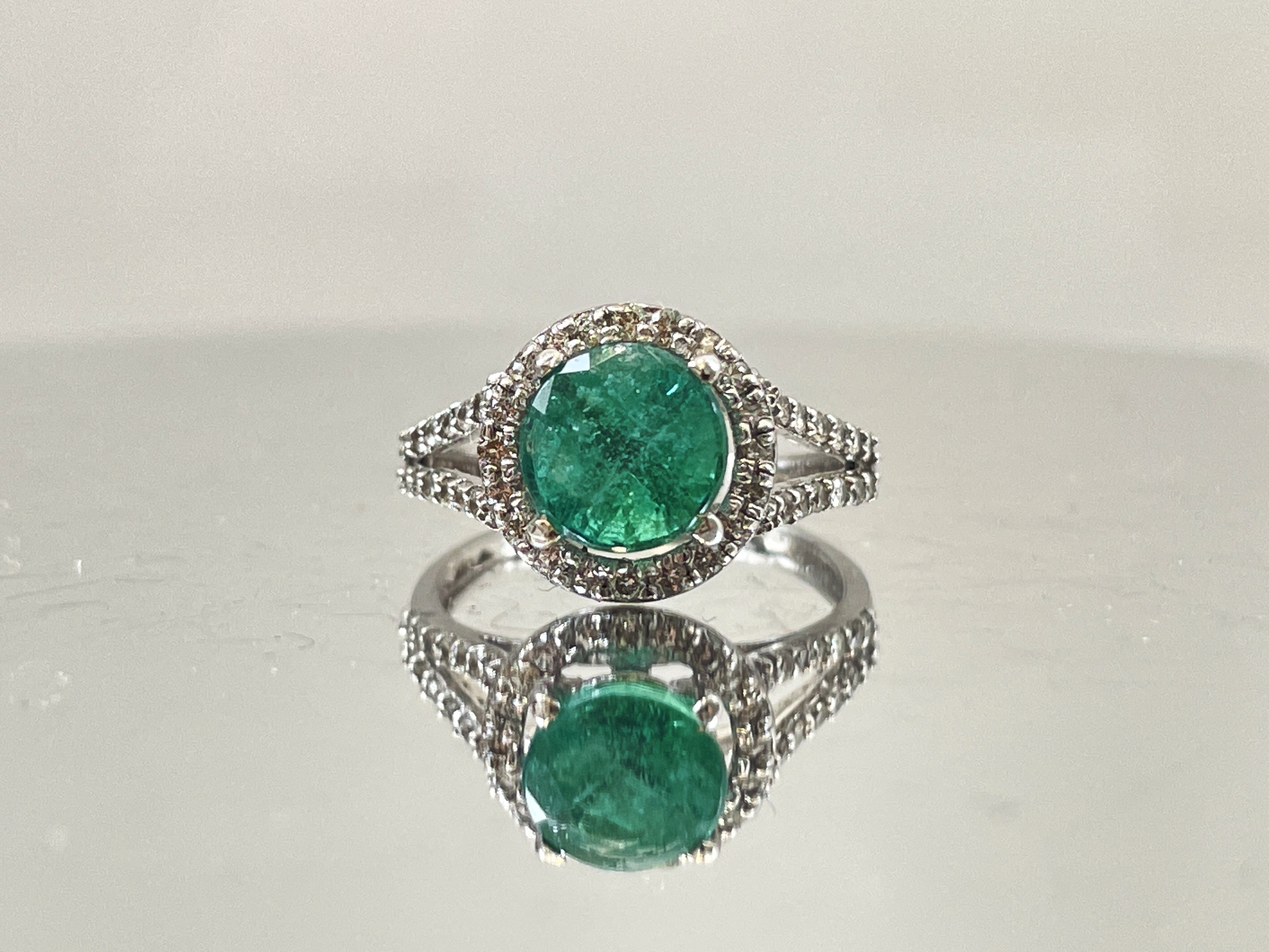 Beautiful 1.96Ct Natural Emerald With Natural Diamonds & 18kGold - Image 6 of 7