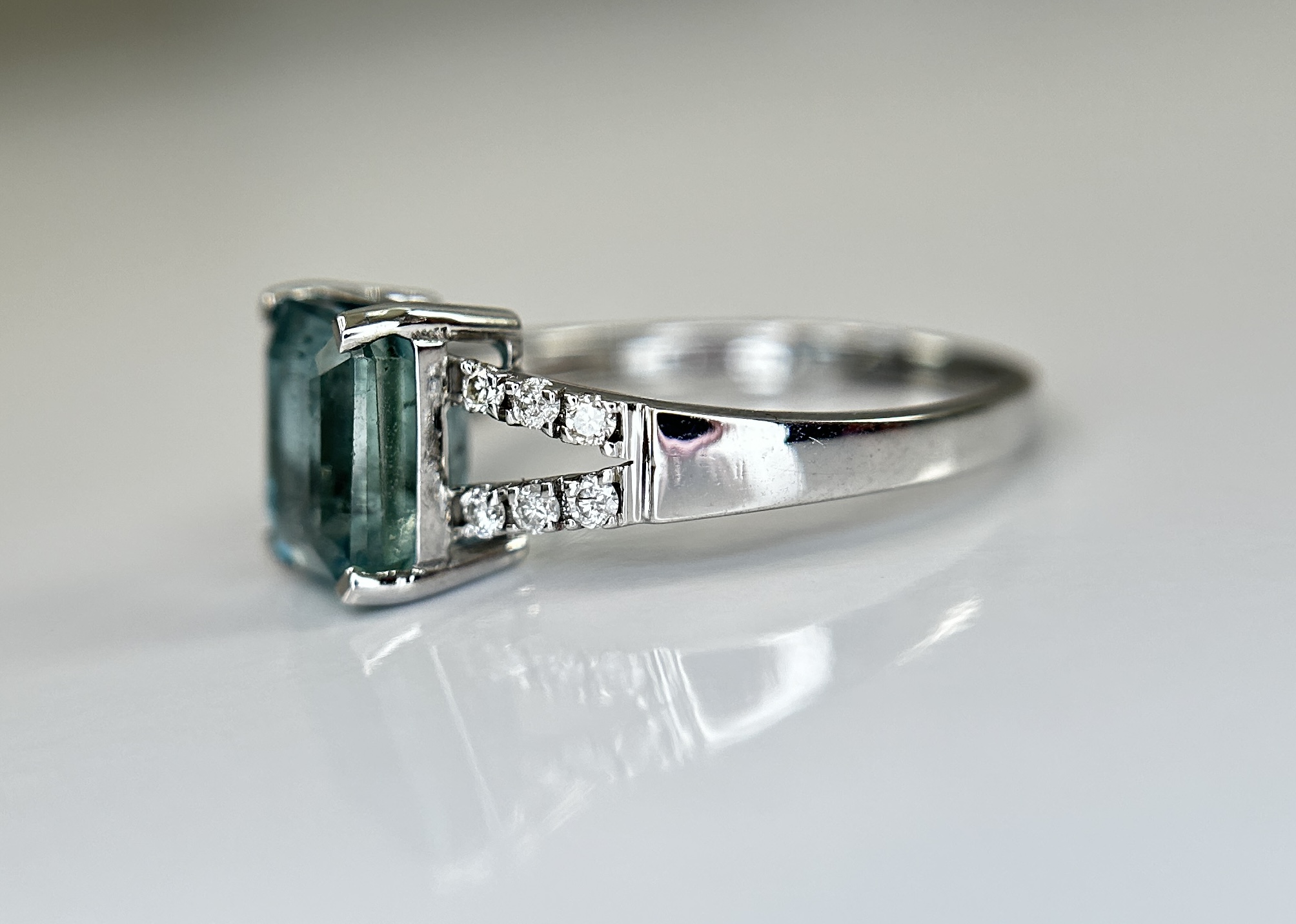 Beautiful Natural Rare Blue Emerald 2.39 CT With Natural Diamonds & 18k Gold - Image 3 of 11