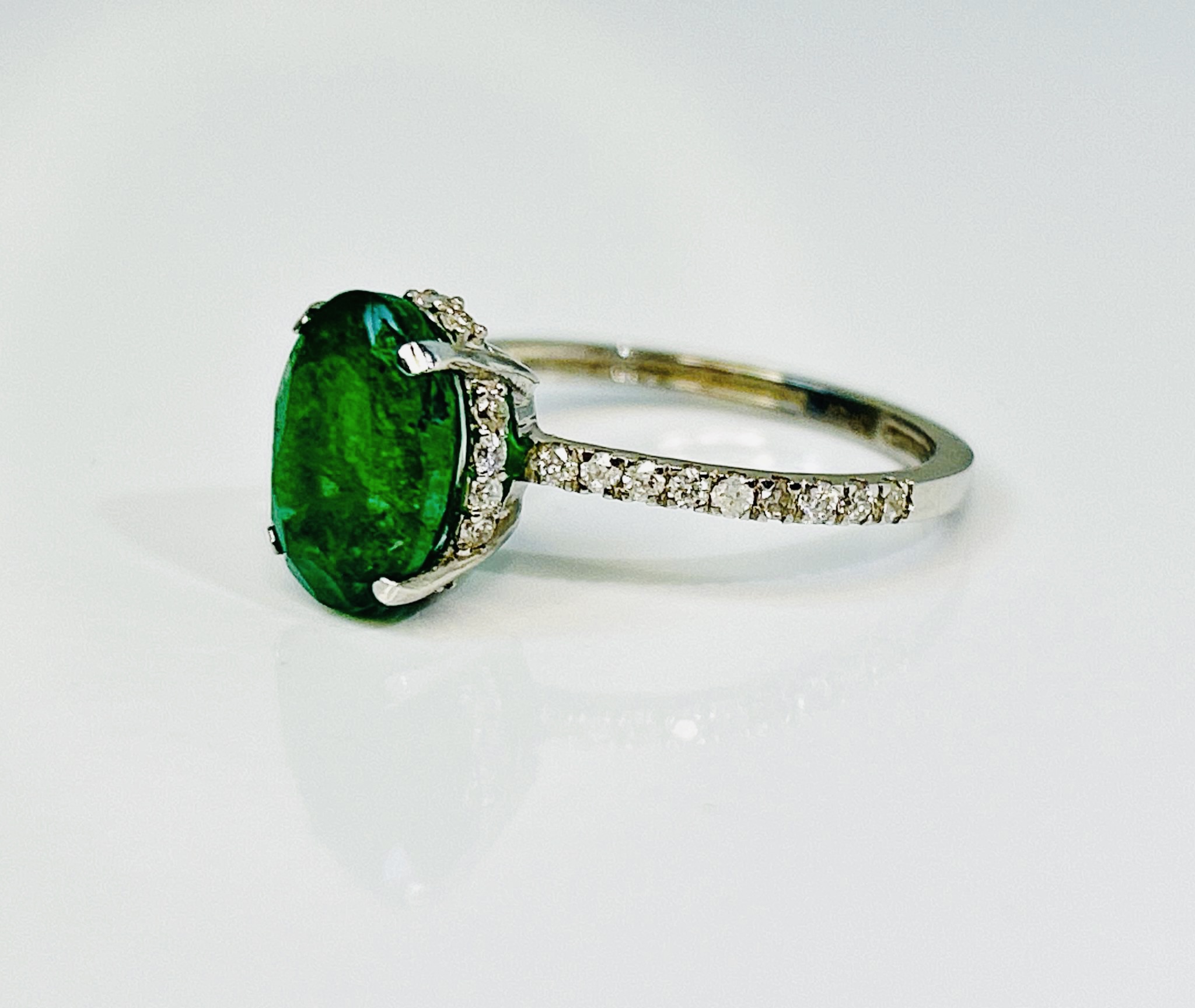 Beautiful 2.60 CT Natural Emerald Ring With Natural Diamonds & Platinum 950 - Image 3 of 6