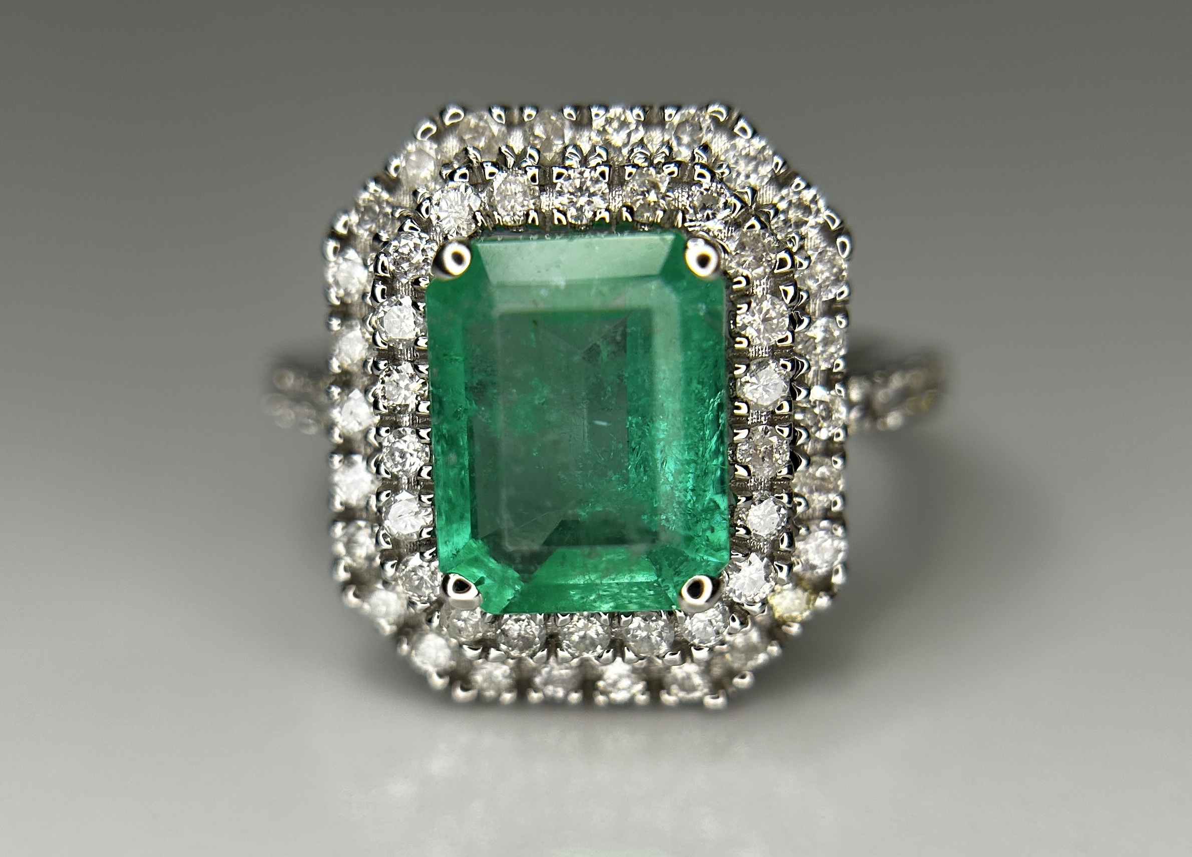 Beautiful Natural Columbian Emerald 2.23 CT With Natural Diamonds & 18k Gold - Image 2 of 14