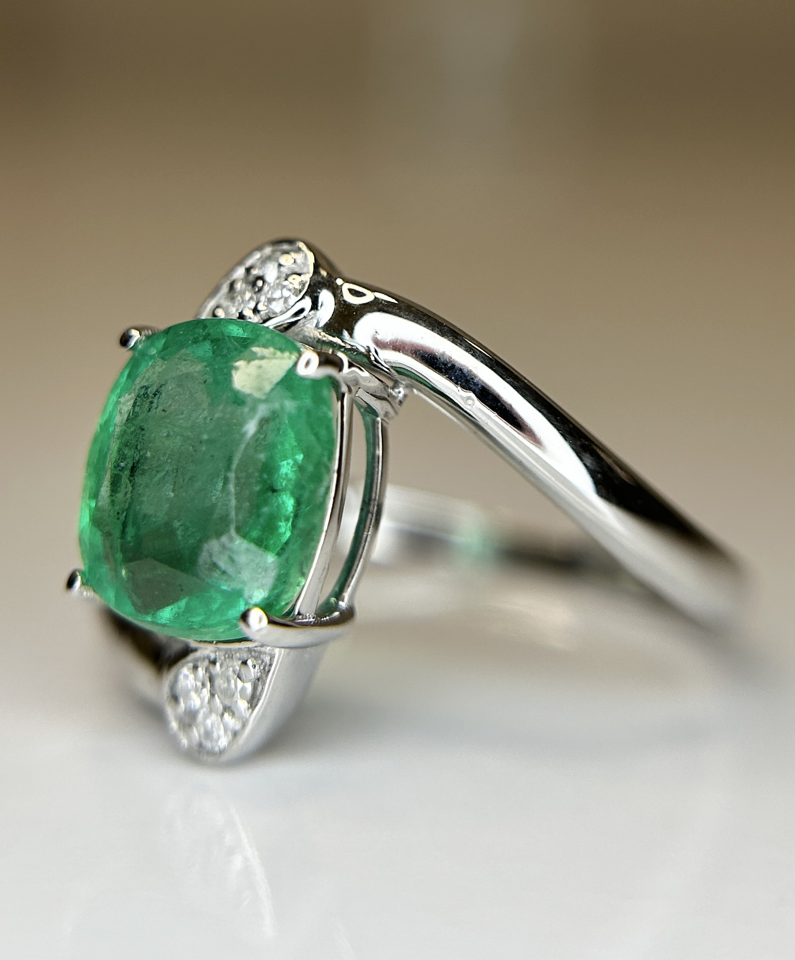 Beautiful Natural Emerald 2.19 Ct With Natural Diamonds & 18k Gold - Image 2 of 9