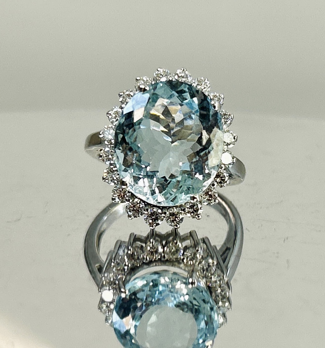 Beautiful Natural Flawless 7.30 CT Aquamarine Ring With Diamonds and 18k Gold - Image 4 of 7