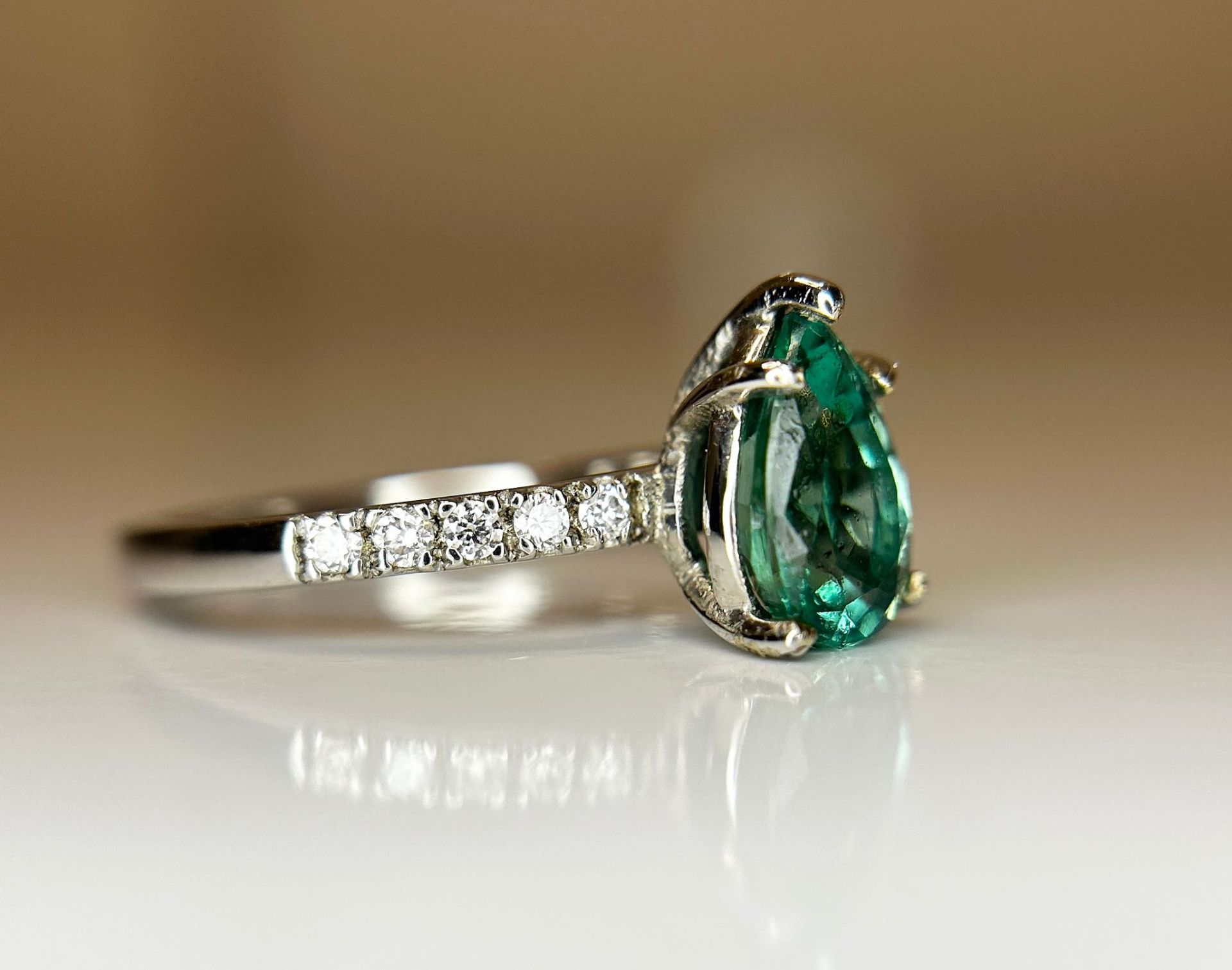 Beautiful Natural Emerald With Natural Diamonds & 18kGold - Image 3 of 6