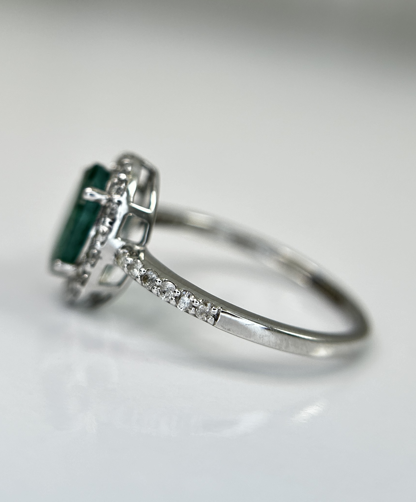 Beautiful Natural Emerald 1.22CT With Natural Diamonds & 18k Gold - Image 5 of 9