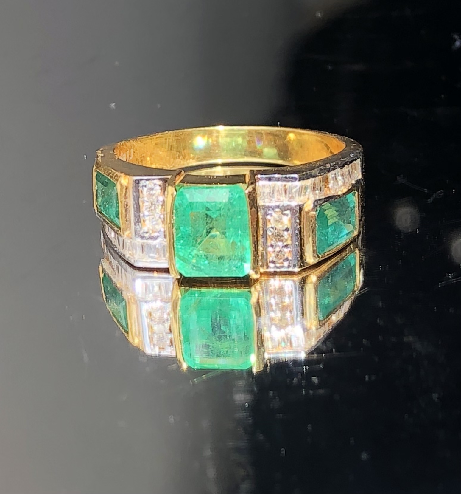 Beautiful 2.80 Carat Natural Emerald Ring With Natural Diamonds and 18k Gold - Image 4 of 7