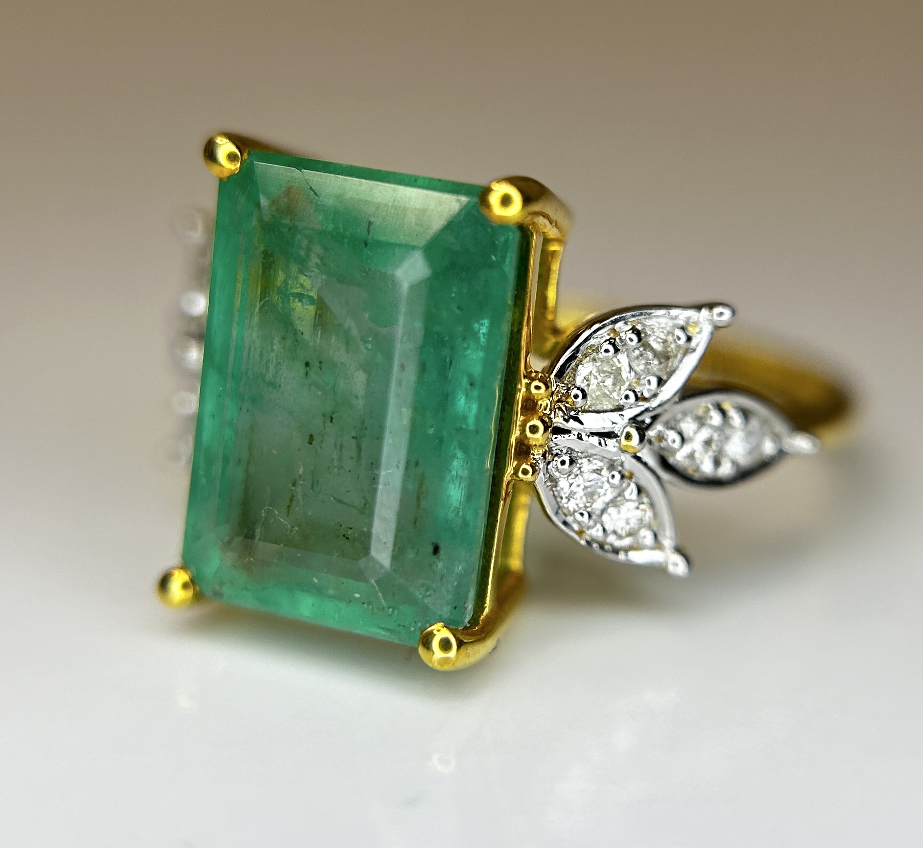 Beautiful Natural Emerald 4.32 CT With Natural Diamonds & 18k Gold - Image 7 of 9