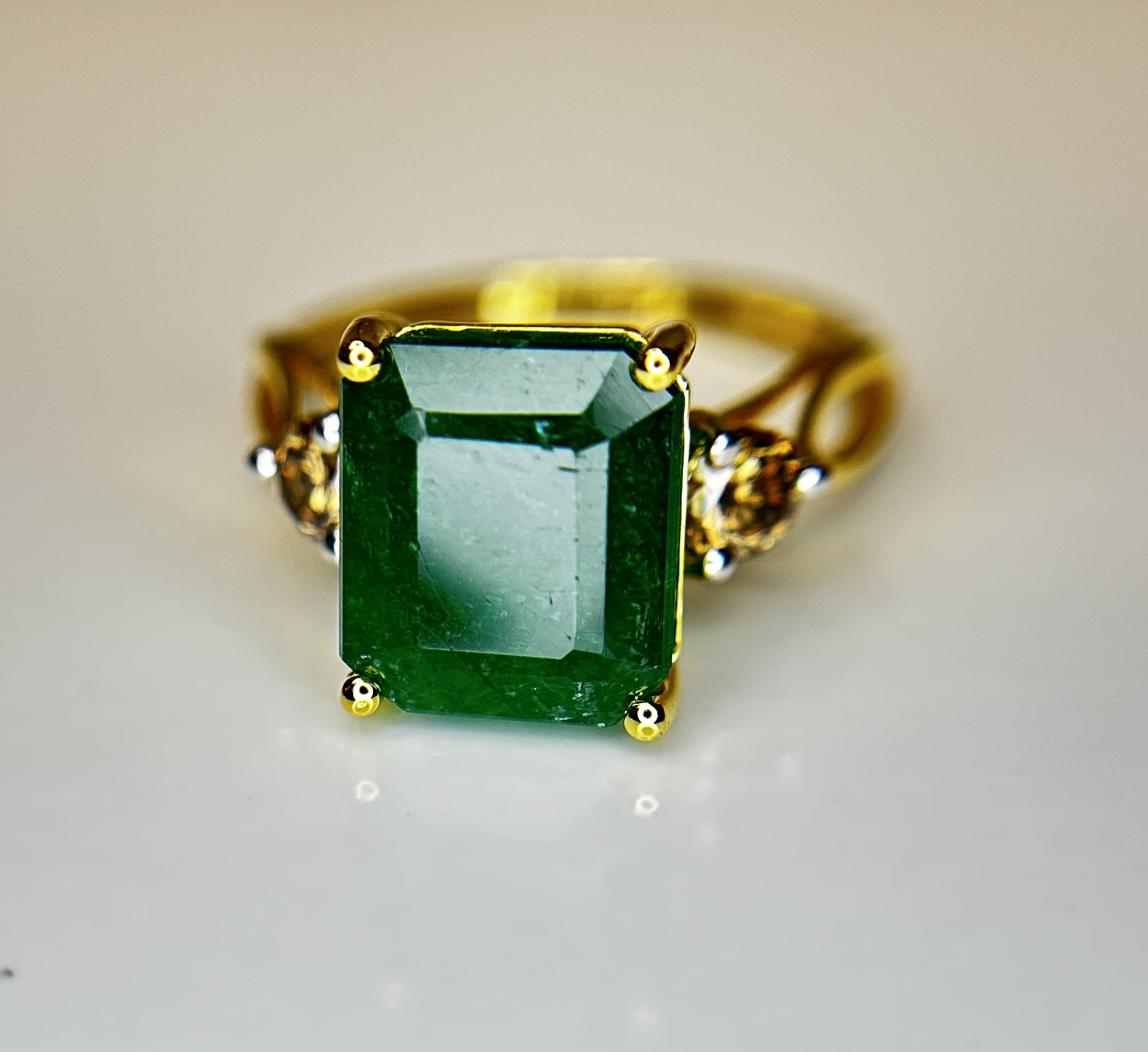 Beautiful Natural Emerald 4.76 CT With Natural Diamonds & 18k Gold - Image 7 of 10