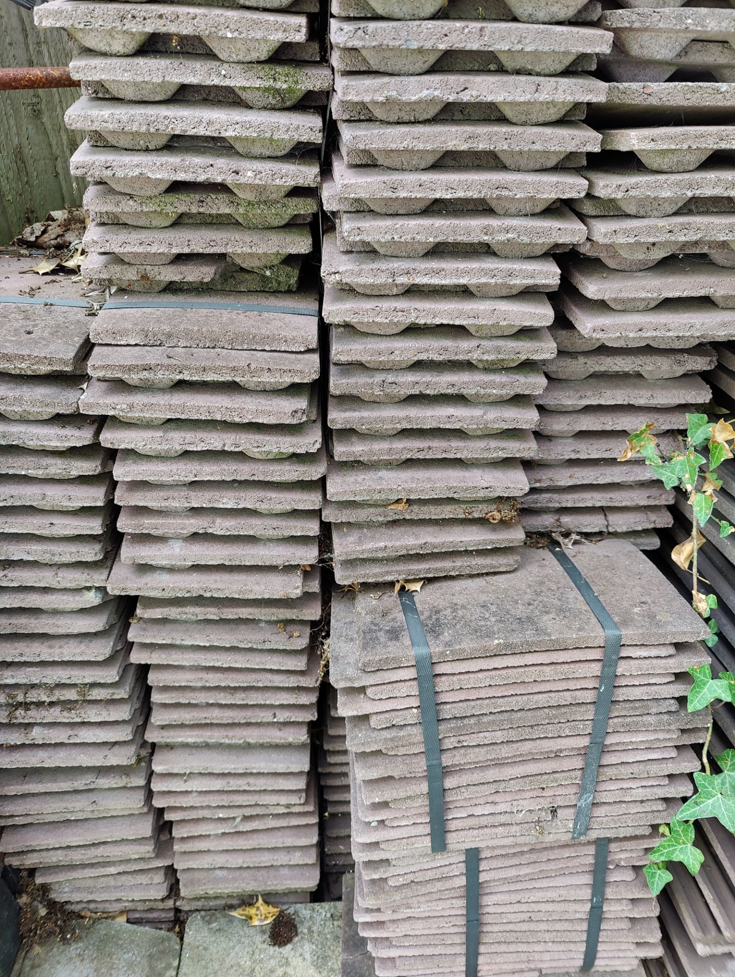 300 x Quinn Concrete Interlocking Roof Tiles In Brown - Bild 3 aus 3
