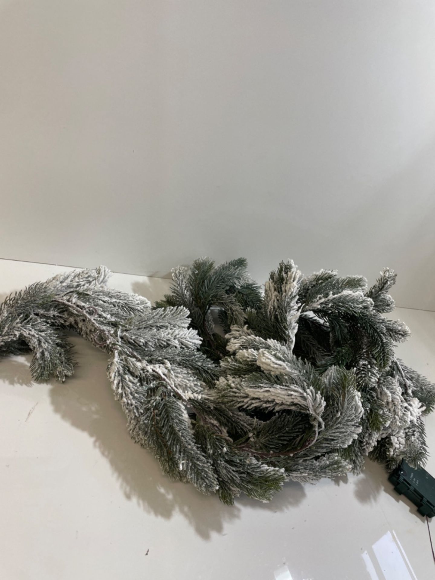 Mr Crimbo Light Up Christmas Garland Battery Op Artificial Snow Flocked Pine 6Ft - Image 3 of 3