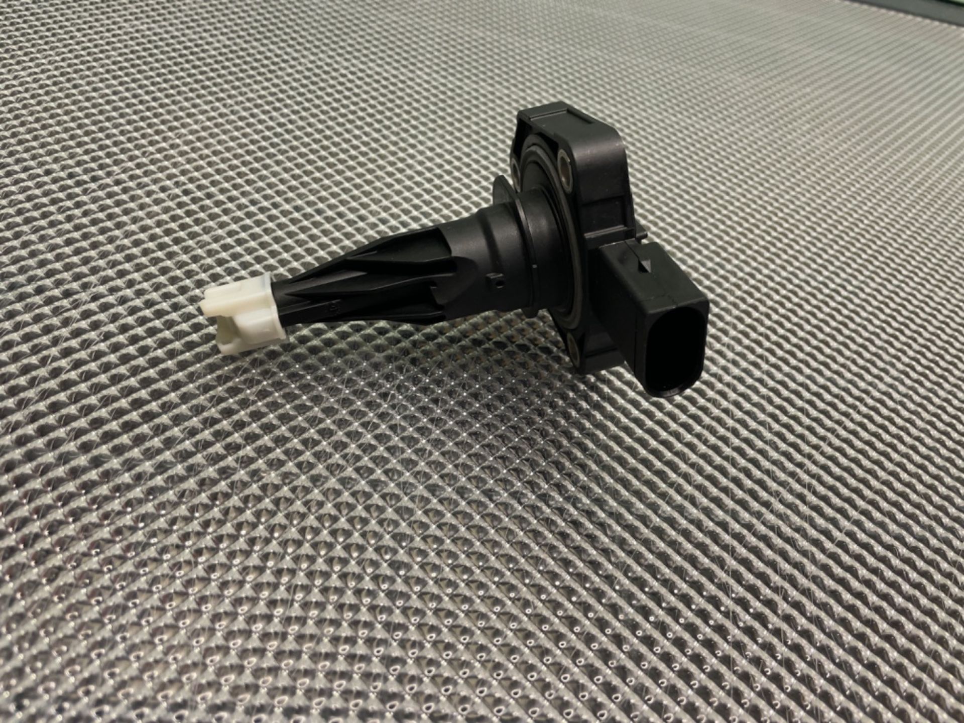 Hella 6PR 013 680-131 Sensor, Engine Oil Level - 3-Pin Connector - Mounting - With Seal - Image 2 of 3