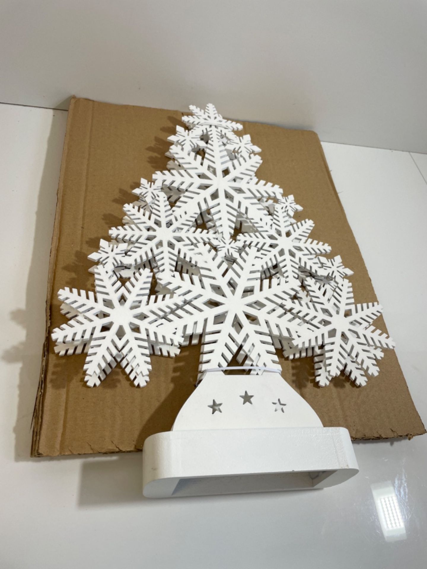 WeRChristmas Pre-Lit Snowflake Tree Table Christmas Decoration, Wood, 39.5 Cm - White - Bild 3 aus 3