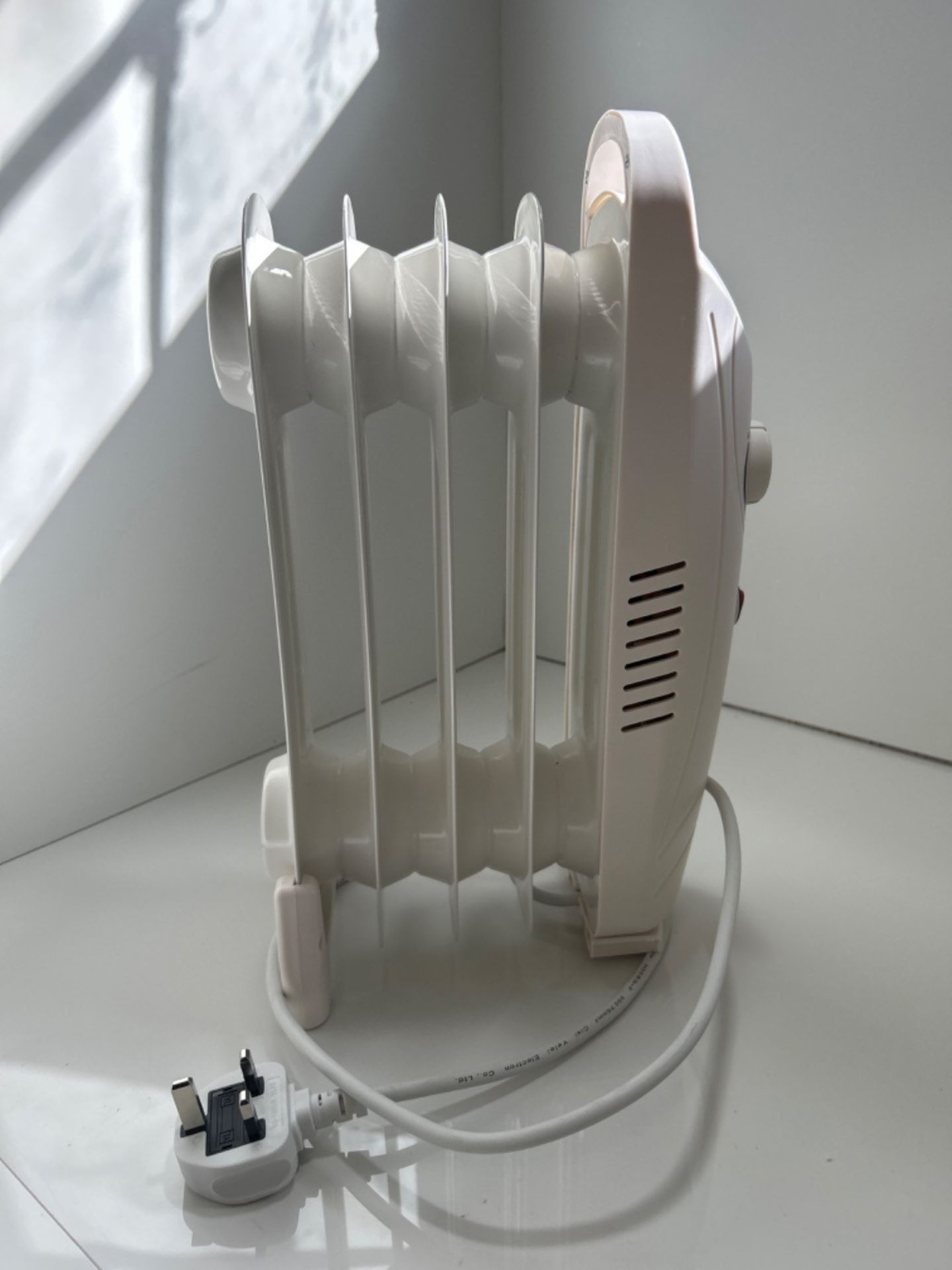 Russell Hobbs 650W Oil Filled Radiator, 5 Fin Portable Electric Heater - White, Adjustable Thermo... - Image 2 of 3