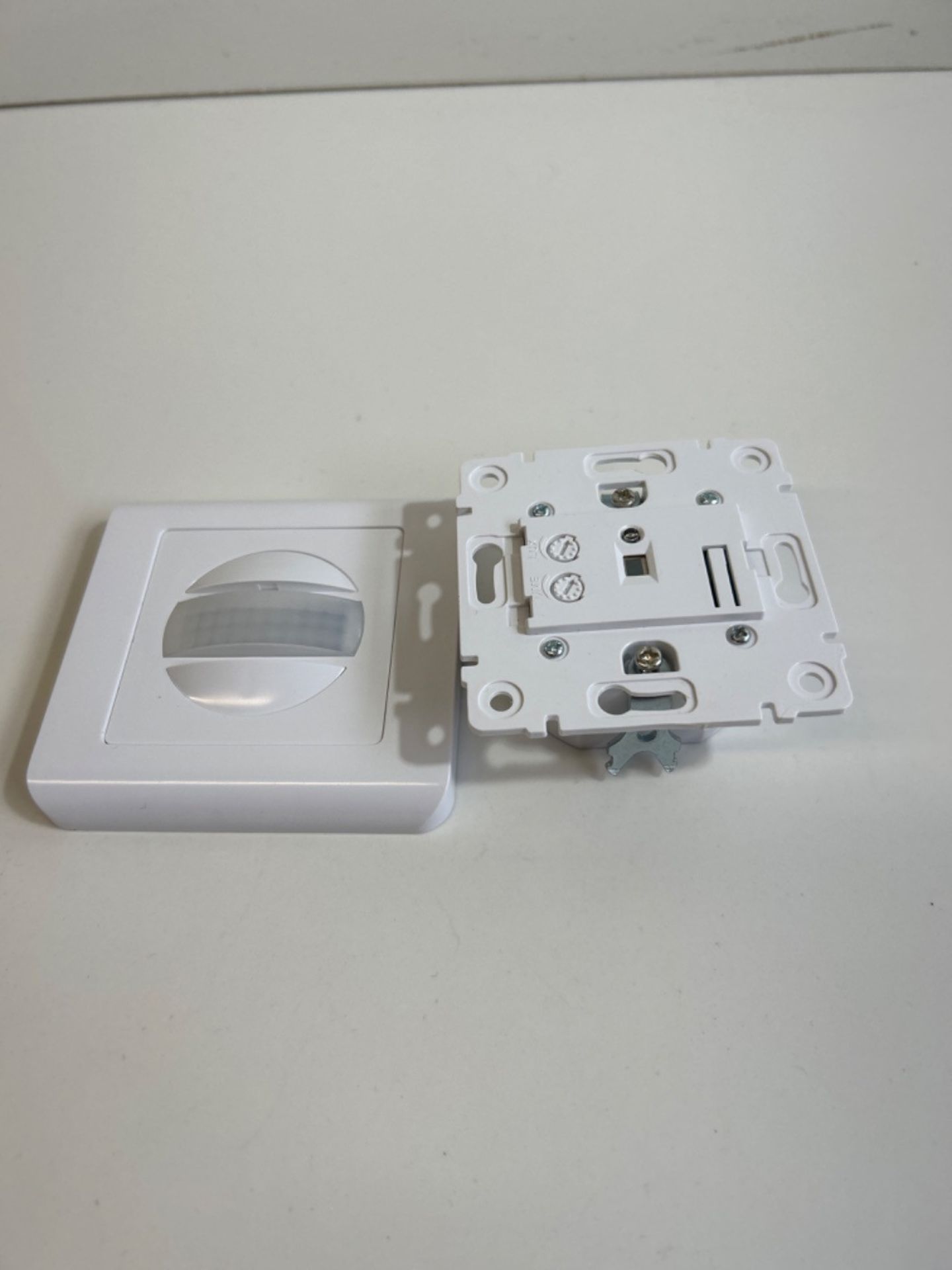 Motion Sensor 160° Flush-Mounted 9 M Detection 2-Wire Technology For Light Switch Wall Installat... - Image 2 of 3