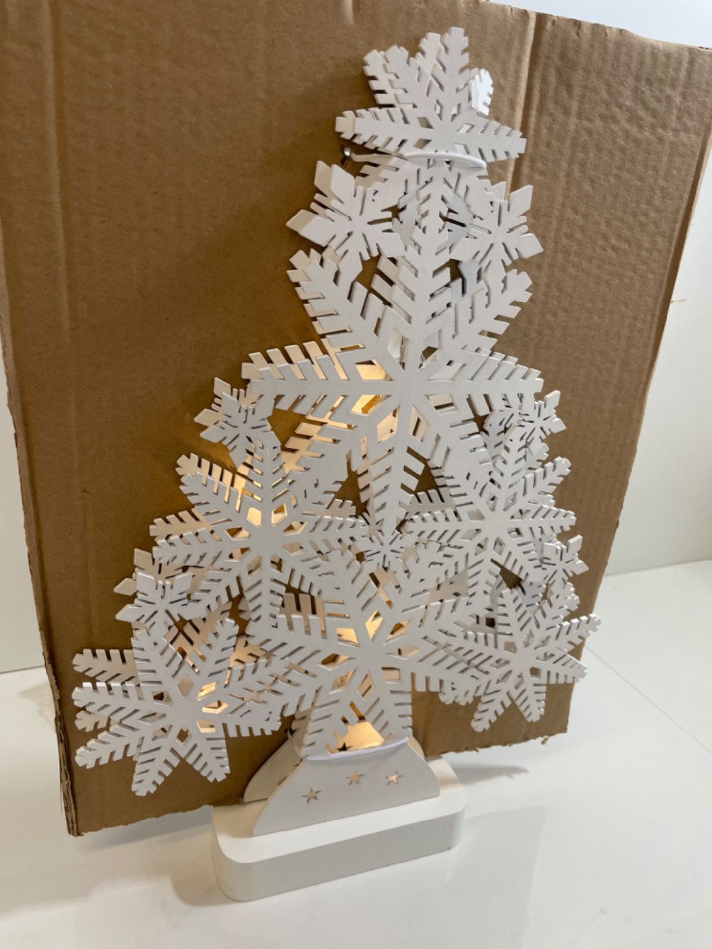 WeRChristmas Pre-Lit Snowflake Tree Table Christmas Decoration, Wood, 39.5 Cm - White - Bild 2 aus 3