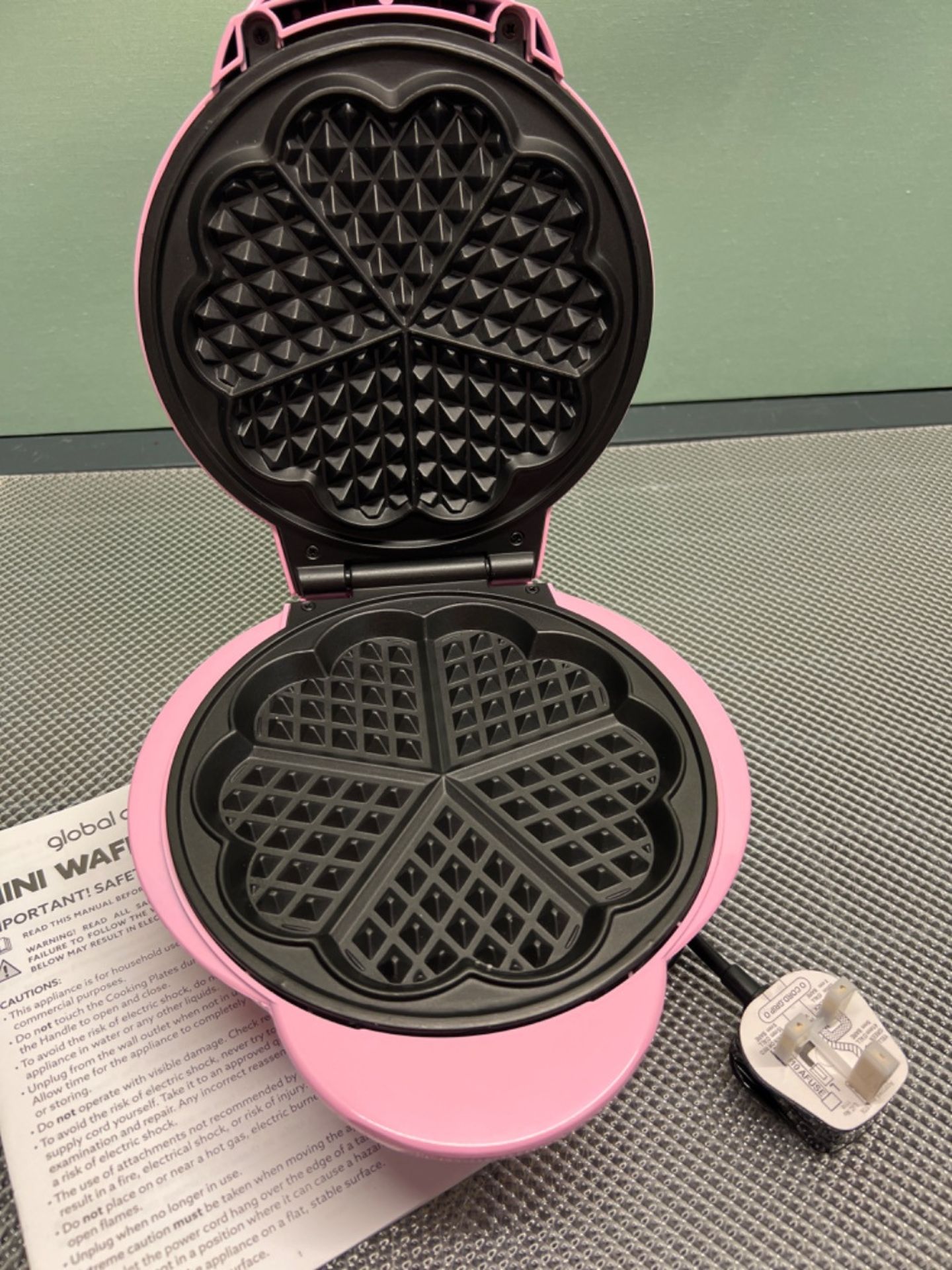 Global Gizmos 35570 Heart Shaped Waffle Maker / 1000W / Unique Thermostatic Design/Non-Stick Plat... - Image 3 of 3