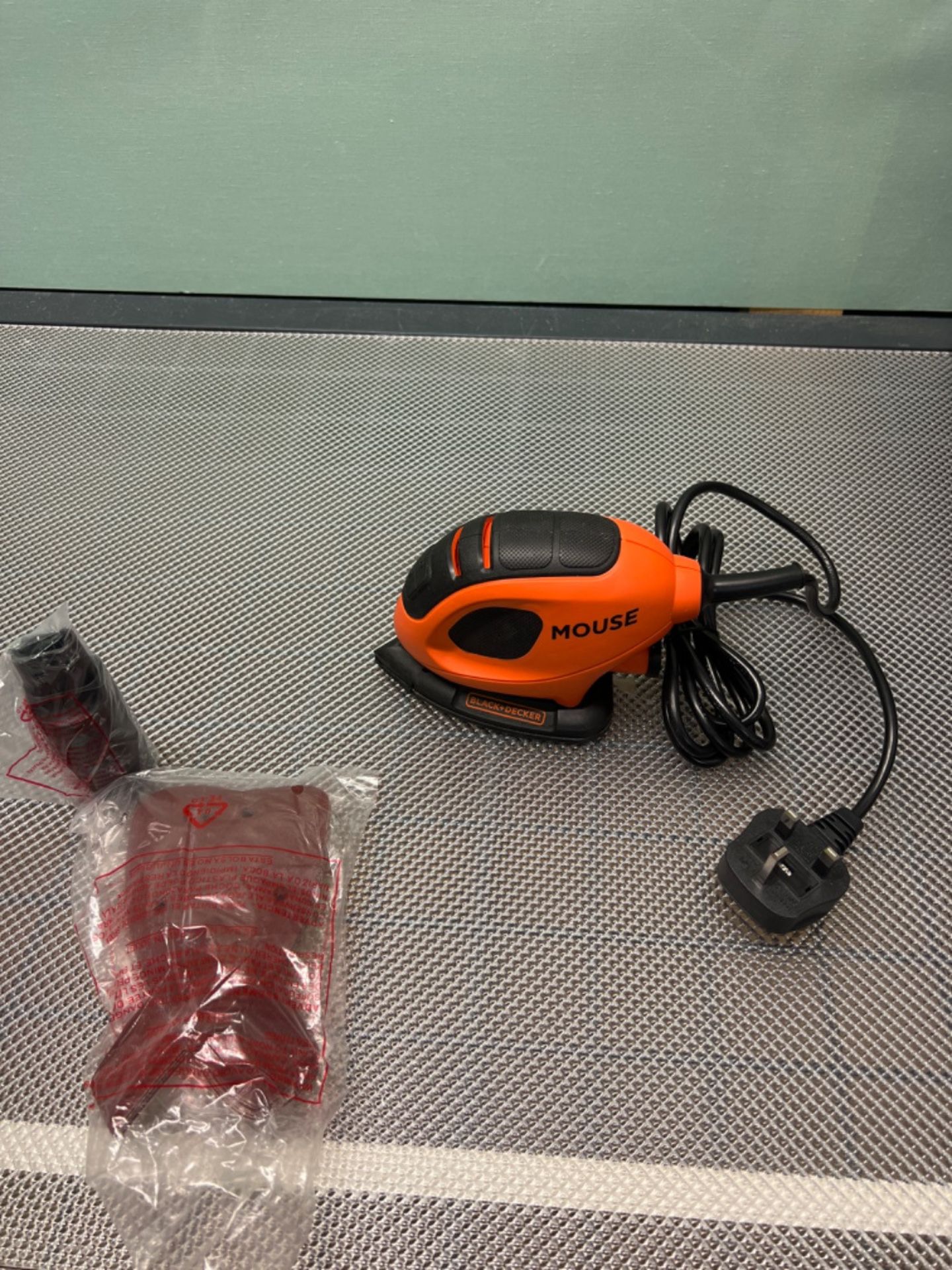 Black+Decker 55 W Detail Mouse Electric Sander With 6 Sanding Sheets, BEW230-GB - Image 3 of 3