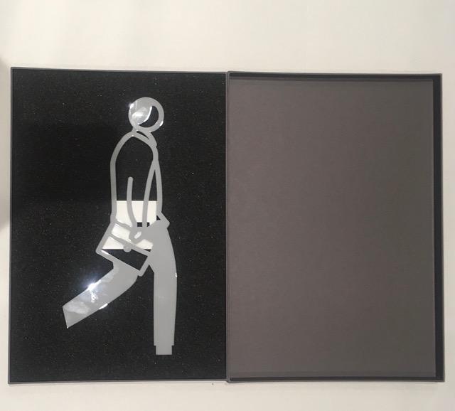 Julian Opie (1958) ‘Male walker’ in Grey, 3Dimensional – Sculptural Figure, 25 x 11.5 x 0.5 cm,... - Image 2 of 4