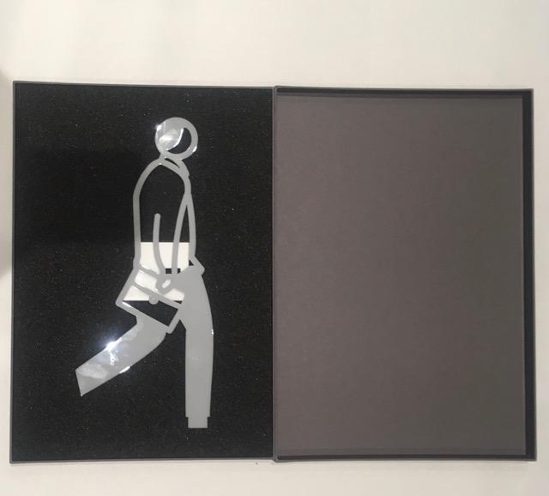 Julian Opie (1958) ‘Male walker’ in Grey, 3Dimensional – Sculptural Figure, 25 x 11.5 x 0.5 cm,... - Image 2 of 4