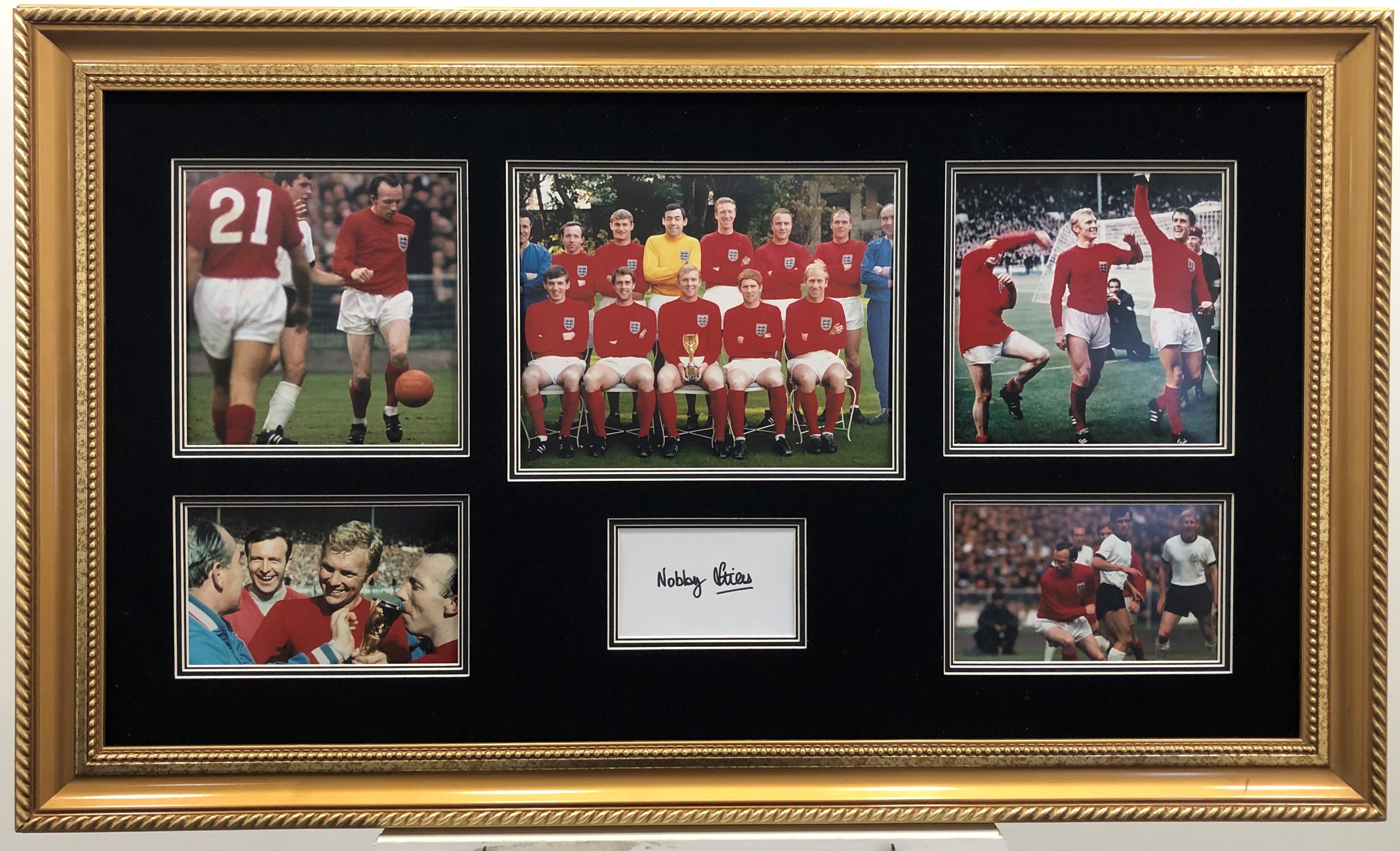 NOBBY STILES original signature presentation