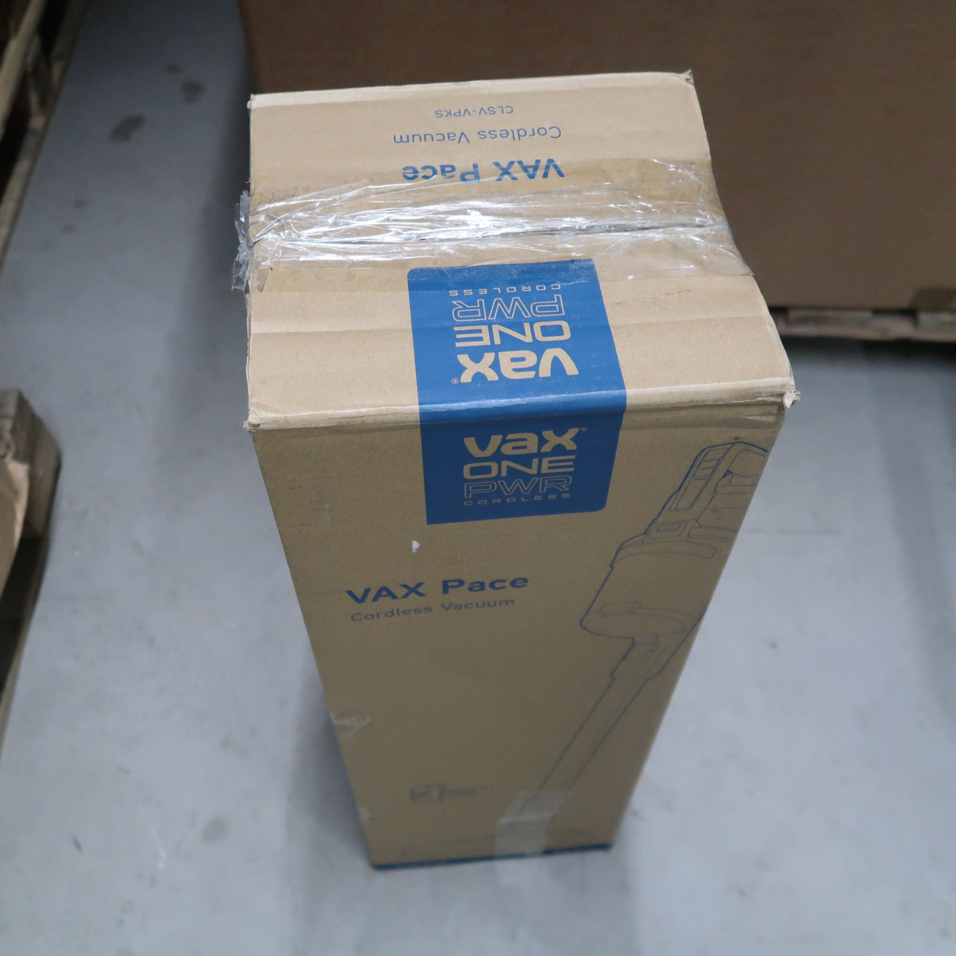 Pallet of Vacuum Cleaners - Category – Retails Returns/Spare Parts – P104 - Image 11 of 15